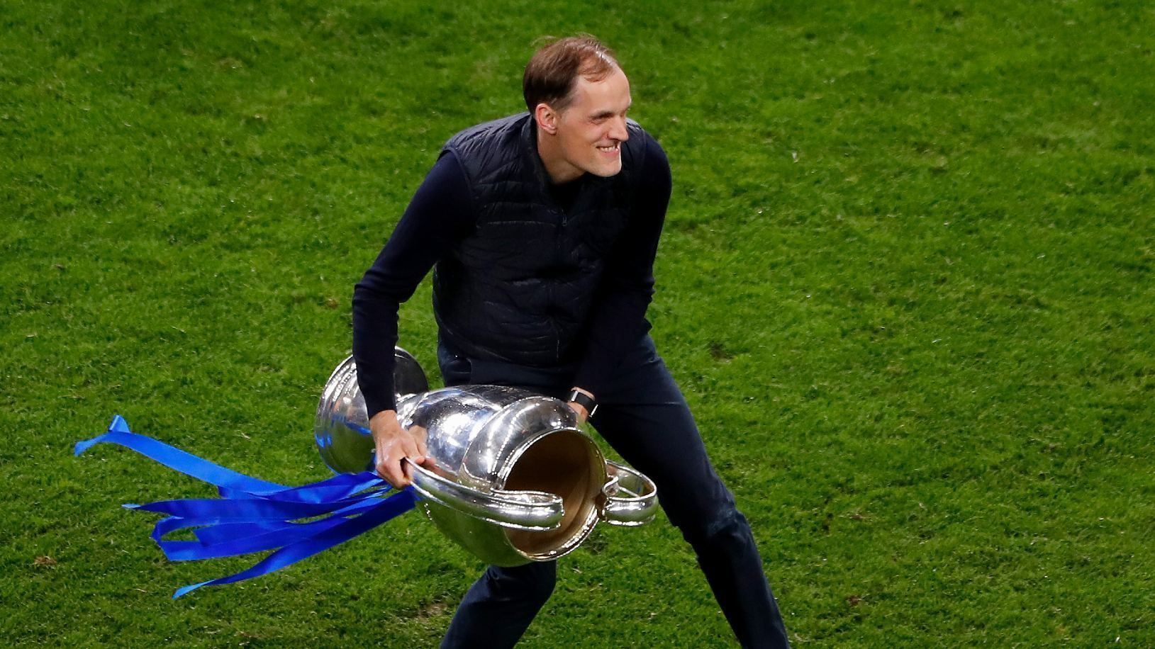 
                <strong>Gewinner: Thomas Tuchel </strong><br>
                Für Thomas Tuchel endete mit dem Sieg in der Königsklasse eine Achterbahn-Saison auf dem absoluten Höhepunkt. Im Dezember noch von Paris Saint-Germain entlassen, heuerte er Ende Januar bei Chelsea an und formte aus der talentierten Star-Truppe eine echte Mannschaft. Auch im Finale am Samstag bewies er sein Geschick als Trainer und vertraute bis auf kleine Änderungen der Mannschaft, die schon im Halbfinalrückspiel gegen Real Madrid den Einzug ins Finale klargemacht hatte. Weiterhin scheint er mit seiner Taktik das Kryptonit von City-Trainer Pep Guardiola zu bleiben: In den vergangenen sechs Wochen konnte er den Spanier gleich drei Mal in einem Pflichtspiel besiegen. 
              