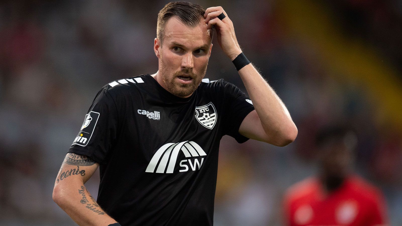 <strong>Kevin Großkreutz</strong><br>
                Der dritte Feldspieler ohne Einsatz bei der WM 2014 war Kevin Großkreutz, damals bei Borussia Dortmund unter Vertrag. Nach der WM verlief die Karriere des mittlerweile 34-Jährigen aber nicht mehr nach Plan. Nach einem missglückten Engagement bei Galatasaray Istanbul ging es weiter zum VfB Stuttgart, wo vor allem eine Prügelei nach einer Oberstufen-Party in Erinnerung blieb. Inzwischen hat er seine Profilaufbahn beendet.