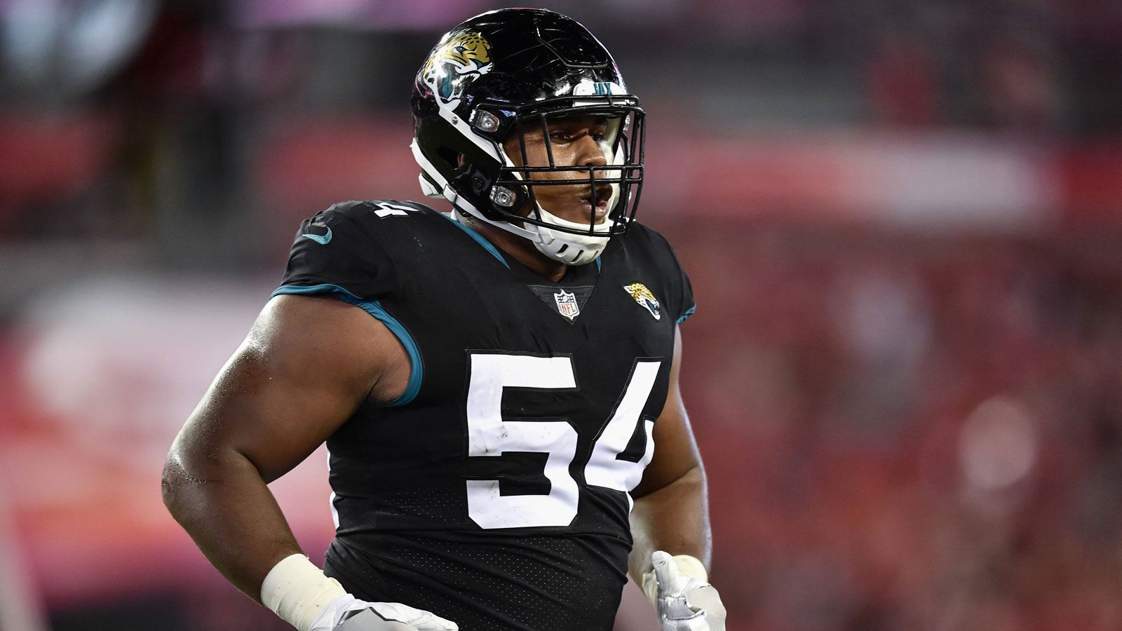 
                <strong>Eli Ankou - Defensive Tackle</strong><br>
                Von den Houston Texans zu den Dallas Cowboys -Wenige Tage nachdem sie sich von Defensive Tackle Dontari Poe trennten, fädelten die Cowboys einen Trade für Texans-Defensive-Tackle Eli Ankou ein. Für einen Siebtrundenpick wechselt der kaum bekannte Verteidiger nach Dallas und soll dort zur Stabilisierung der Defensive Line beitragen. Die Cowboys sind Ankous fünftes Team in der NFL, in vier Saisons erzielte der Verteidiger immerhin schon 26 Tackles und drei Sacks.
              