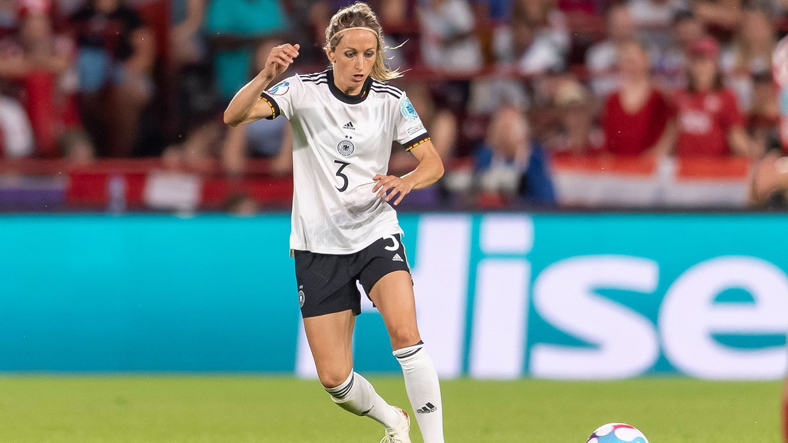 
                <strong>Kathrin Hendrich (30)</strong><br>
                &#x2022; Verein: VfL Wolfsburg<br>&#x2022; Position: Abwehr<br>&#x2022; Studium: Bildungswissenschaften<br>
              