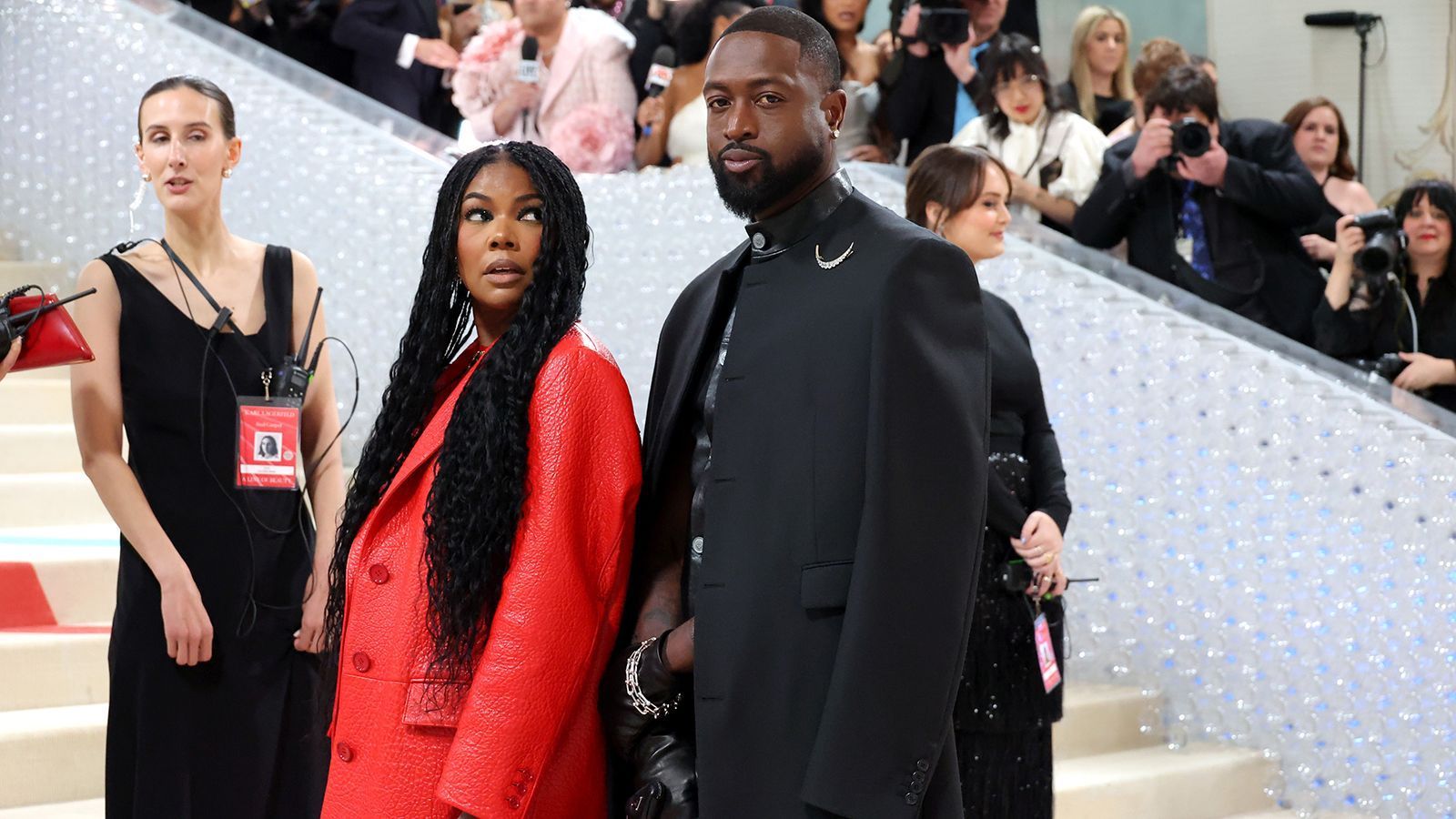 
                <strong>Dwyane Wade </strong><br>
                Matching Outfits sind out - koordinierte Couple-Looks in! Das bewiesen Schauspielerin Gabrielle Union und der ehemalige Basketballprofi Dwyane Wade. Er trug Schwarz und Leder - sie Rot und Leder. Wade spielte bis 2019 in der NBA, 14 Jahre lang für die Miami Heats. 
              