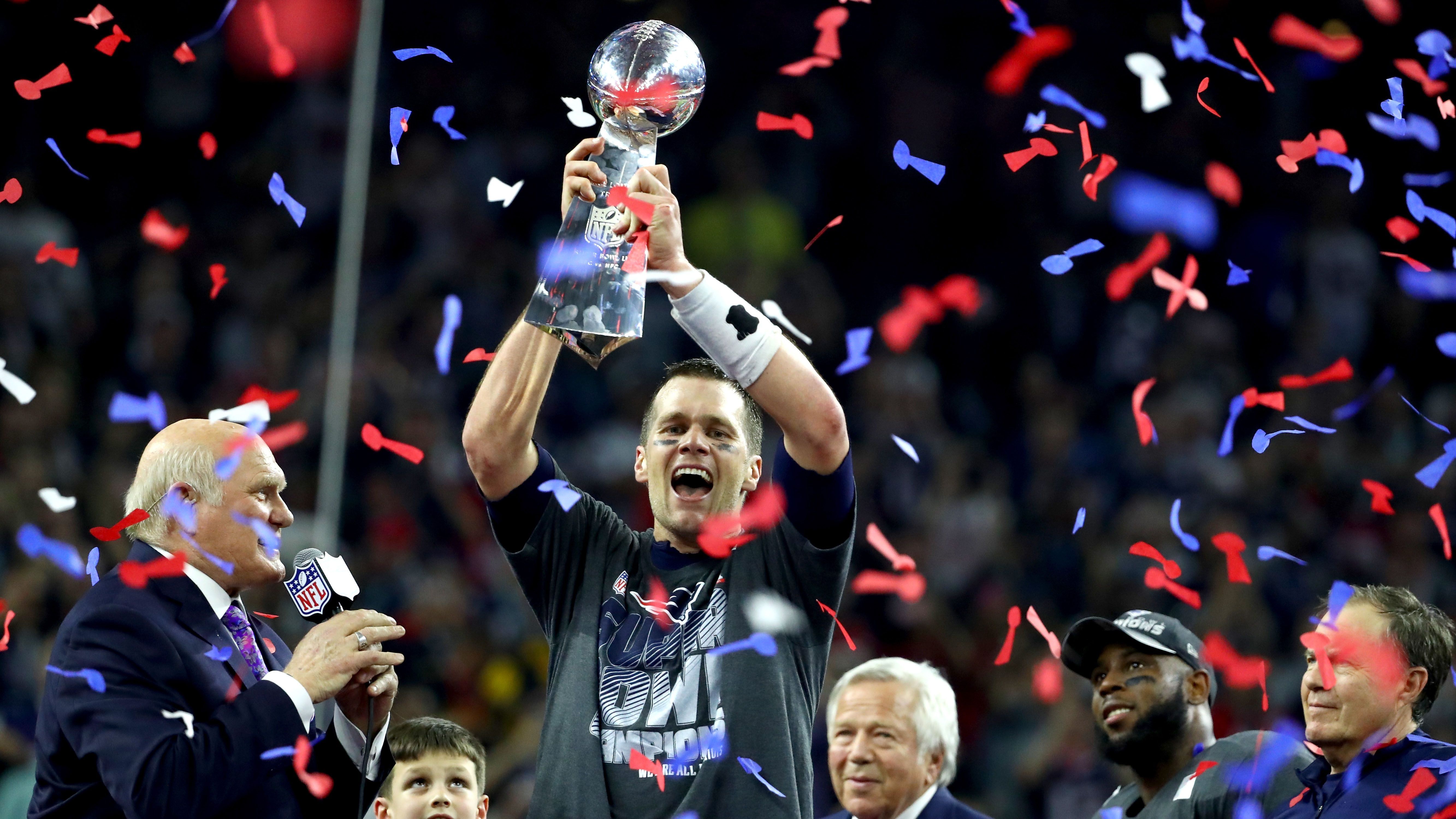 
                <strong>7 </strong><br>
                Unglaubliche sieben Super-Bowl-Titel gewann Brady in seiner famosen Karriere. Sechs davon mit den New England Patriots, seinen siebten holte er gleich im ersten Jahr bei den Tampa Bay Buccaneers. Insgesamt stand der Quarterback in zehn Super Bowls auf dem Platz.
              