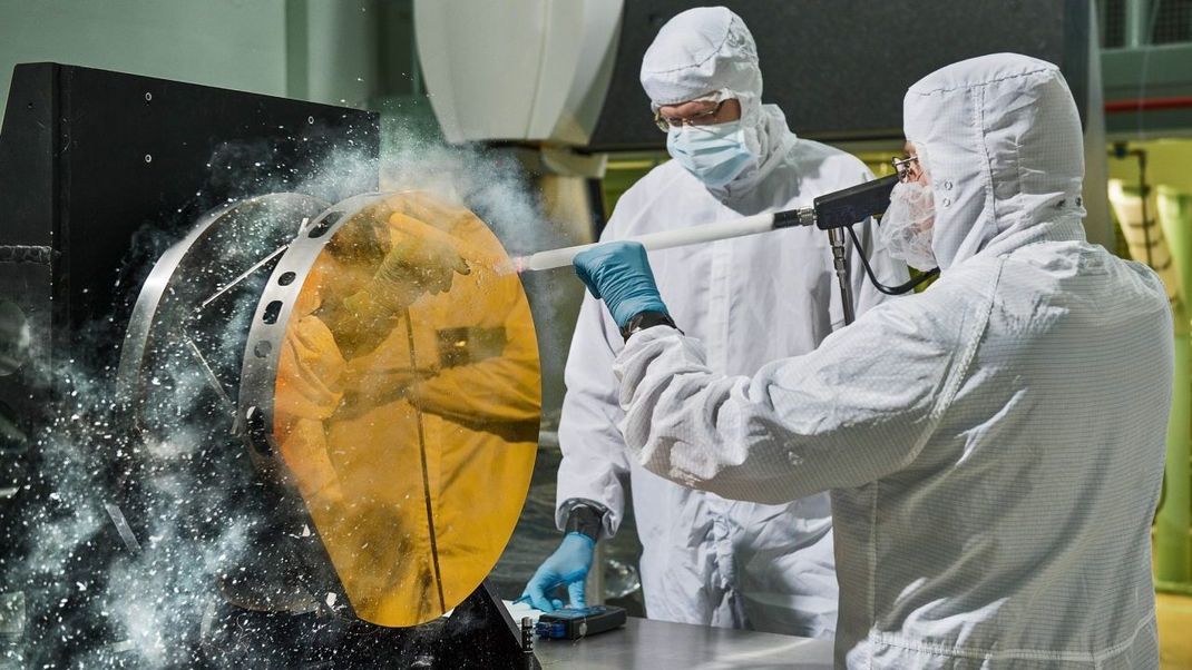 Oberhalb von minus 78,5 Grad Celsius ist Kohlendioxid auf der Erde ein Gas. Darunter nutzen es Forscher als „Trockeneis“ gerne als wirksames Kühlmittel. Zudem haben Ingenieur:innen feinen Kohlendioxid-Schnee jüngst dazu verwendet, um die Spiegel des James-Webb-Weltraumteleskops der NASA streifenfrei zu säubern.