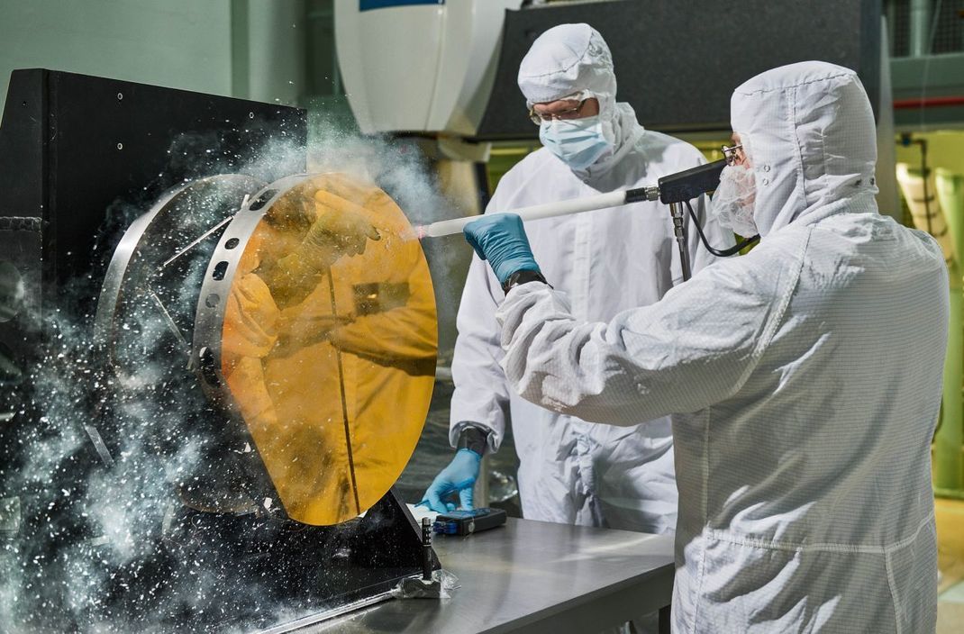 Oberhalb von minus 78,5 Grad Celsius ist Kohlendioxid auf der Erde ein Gas. Darunter nutzen es Forscher als „Trockeneis“ gerne als wirksames Kühlmittel. Zudem haben Ingenieure feinen Kohlendioxid-Schnee jüngst dazu verwendet, um die Spiegel des neuen James-Webb-Weltraumteleskops der NASA streifenfrei zu säubern.
