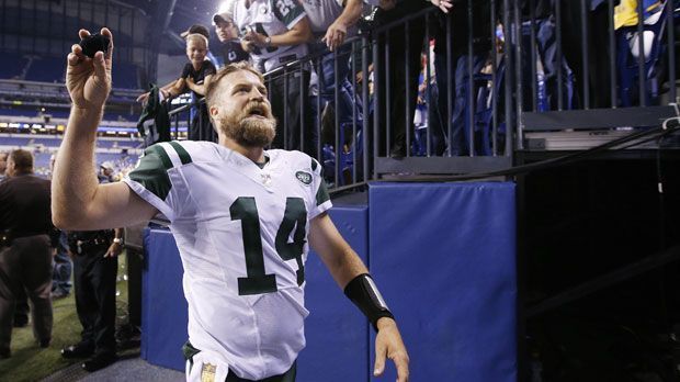 
                <strong>Ryan Fitzpatrick</strong><br>
                Ryan Fitzpatrick (New York Jets) - Nach dem Kieferbruch von Geno Smith sah es nach einer düsteren Saison aus, doch Ryan Fitzpatrick trumpfte groß auf. Zwei Siege und vier Touchdowns lassen Jets-Herzen höher schlagen. Man darf gespannt sein, ob Smith bei seiner Rückkehr den Sarting-Job erhält. Seine Qualität: Athletik.
              