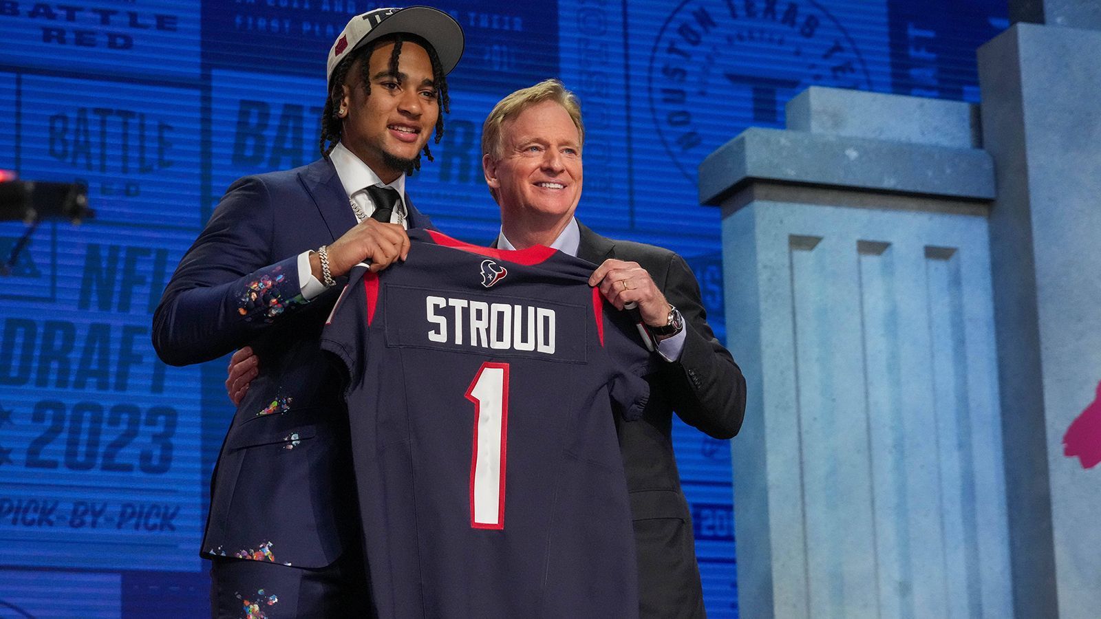 
                <strong>Das sind die Top-Quarterbacks von C.J.Stroud</strong><br>
                In wenigen Monaten wird C.J. Stroud, Nummer-zwei-Pick des diesjährigen Draft, seine NFL-Karriere beginnen und versuchen, zu einem der besten Quarterbacks der Liga zu werden. Gegenüber dem "Caps off Podcast" verriet der 21-Jährige nun, wer seiner Meinung nach derzeit die fünf besten QBs der NFL sind. ran zeigt Euch seine Auswahl.
              