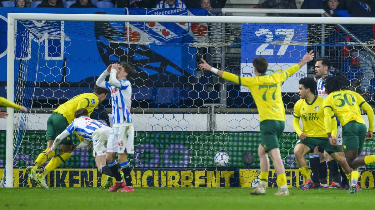 HEERENVEEN - (r) Rodrigo Guth of Fortuna Sittard scores the 2-2 during the Dutch Eredivisie match between SC Heerenveen and Fortuna Sittard at Abe Lenstra Stadium on Feb. 1, 2025 in Heerenveen, Net...