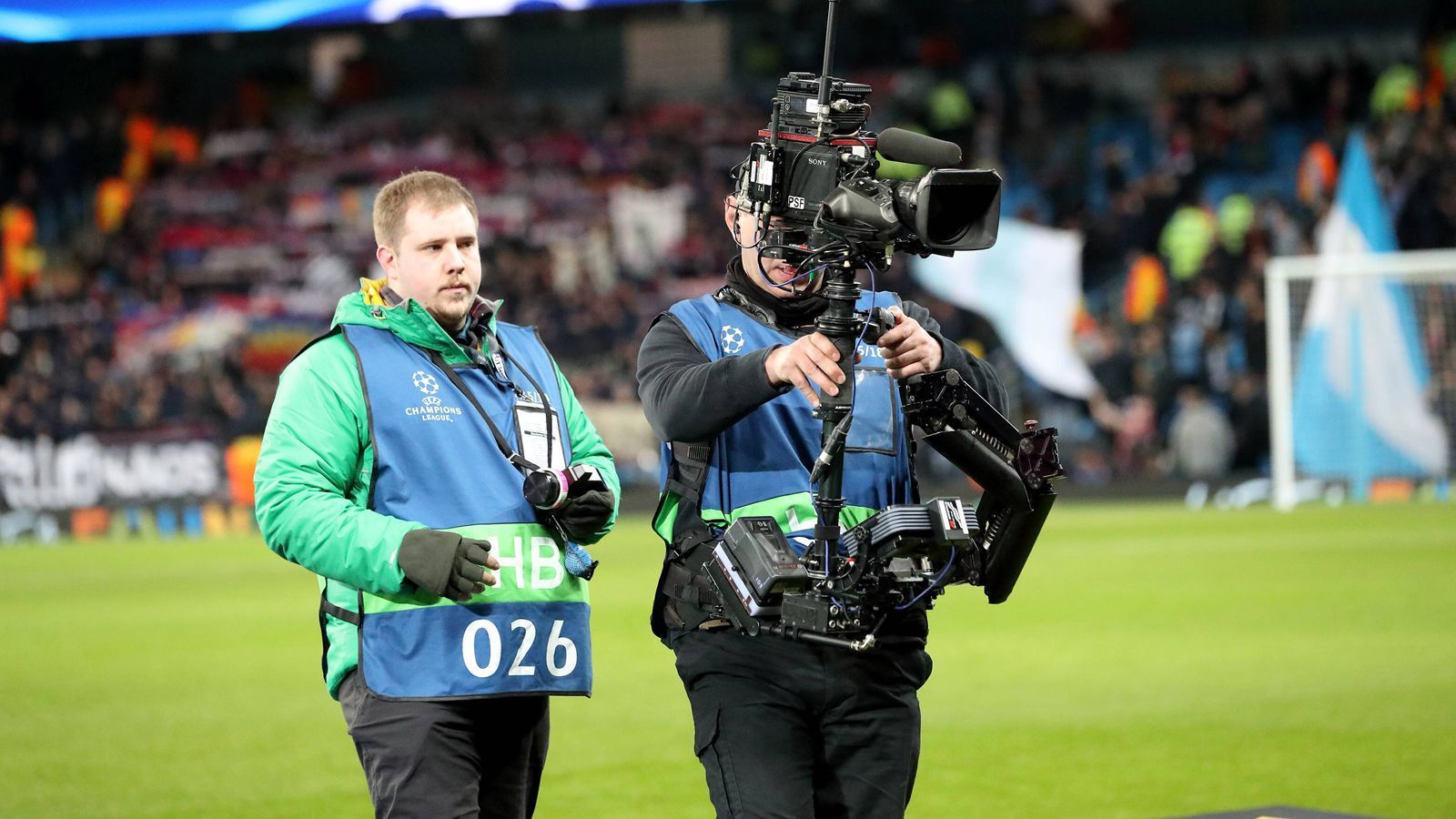 
                <strong>Diese Champions-League-Einnahmen würden Manchester City flöten gehen</strong><br>
                Durch die weltweit verkauften TV-Rechte an der Champions League partizipieren die Klubs ebenfalls. Der von der UEFA so genannte Marktpool in Höhe von geschätzten 292 Millionen Euro wird anteilsmäßig nach Wert des jeweiligen Fernsehmarktes ausgeschüttet. Die Höhe der Auszahlung an die jeweiligen Klubs hängt zudem von fünf weiteren Faktoren ab. Dazu gehört etwa die genaue Zusammensetzung der am Wettbewerb teilnehmenden Teams, die Anzahl teilnehmender Teams aus einem Land, die Endplatzierung des jeweiligen Teams in der nationalen Meisterschaft der Vorsaison sowie die Leistung des jeweiligen Teams im Rahmen des Champions-League-Wettbewerbes. 
              