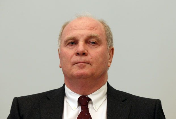 
                <strong>Der Verzicht</strong><br>
                Am Tag nach dem Urteil gibt Hoeneß den Verzicht auf eine Revision sowie den Rücktritt von allen Ämtern beim FCB bekannt. "Nach Gesprächen mit meiner Familie habe ich mich entschlossen, das Urteil anzunehmen. Ich habe meine Anwälte beauftragt, nicht dagegen in Revision zu gehen."
              