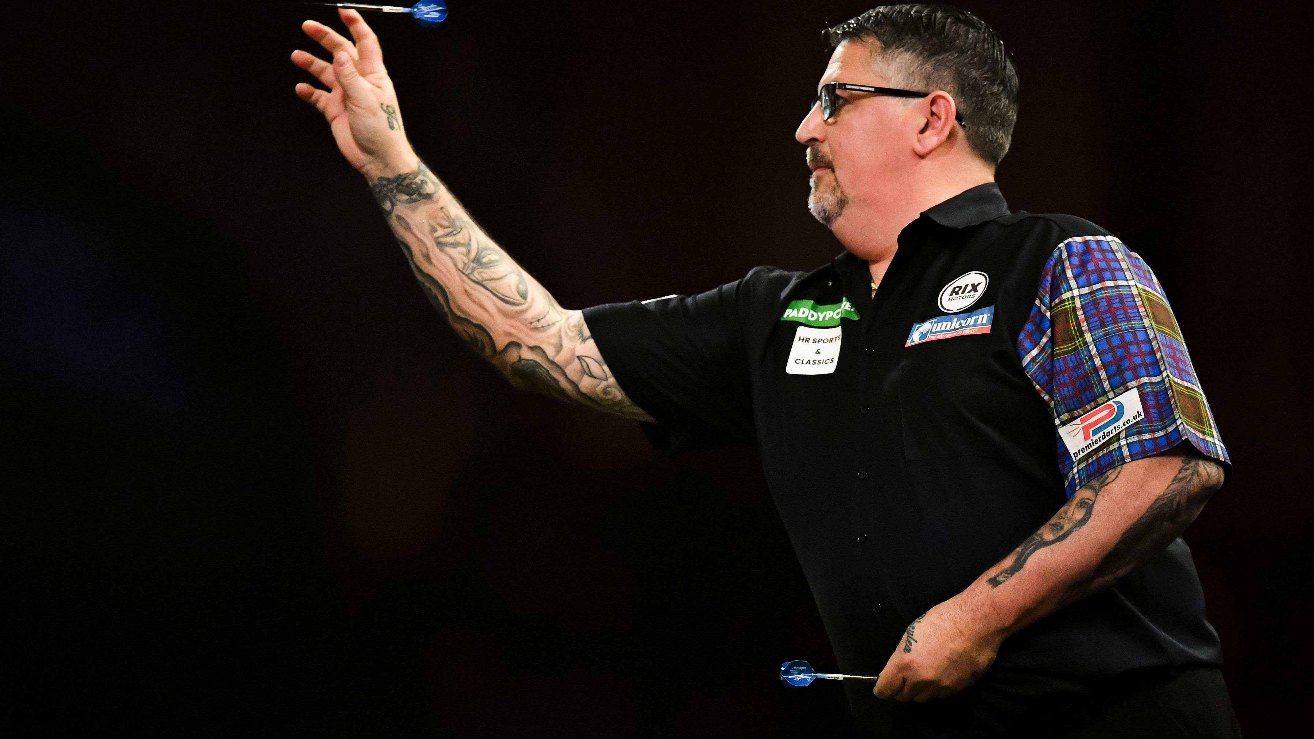 <strong>Gary Anderson (#14)</strong><br>Der vielleicht prominenteste Star, der bereits vorzeitig gescheitert ist, trägt den Namen Gary Anderson. Manager Tommy Gilmour hat den Grund für das frühe WM-Aus&nbsp;von "The Flying Scotsman" &nbsp;auf kuriose Art und Weise erklärt: "Er hat am See einige Bäume gefällt. Seitdem hatte er Probleme mit seiner Schulter." Der zweimalige Weltmeister unterlag in Runde zwei völlig überraschend Jeffrey de Graaf.