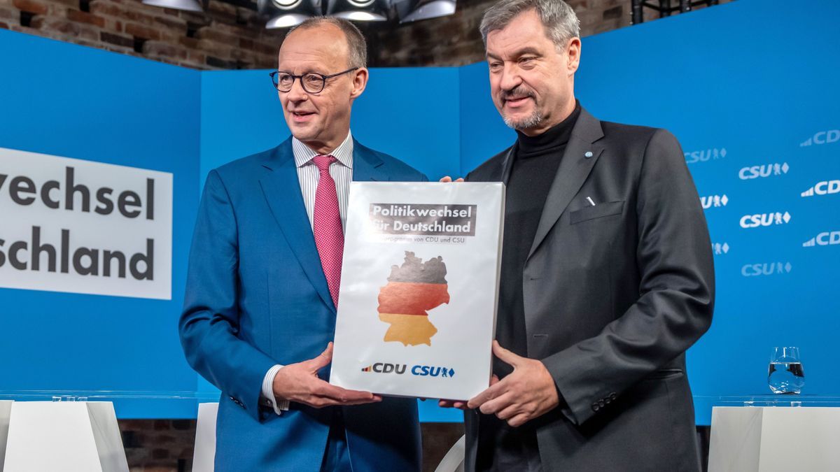 Friedrich Merz (l), CDU-Bundesvorsitzender, und Markus Söder, Ministerpräsident von Bayern und CSU-Vorsitzender