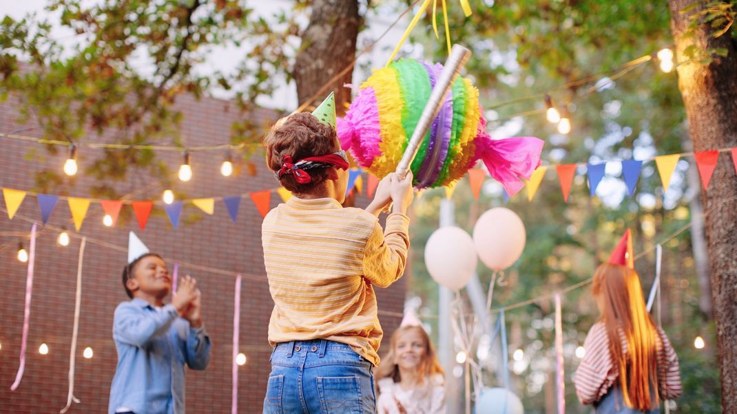 Egal ob für den nächsten Kindergeburtstag, eine Hochzeit oder sonst eine Feier: Wir zeigen Ihnen, wie sie eine&nbsp;Piñata ganz leicht selber machen können.&nbsp;