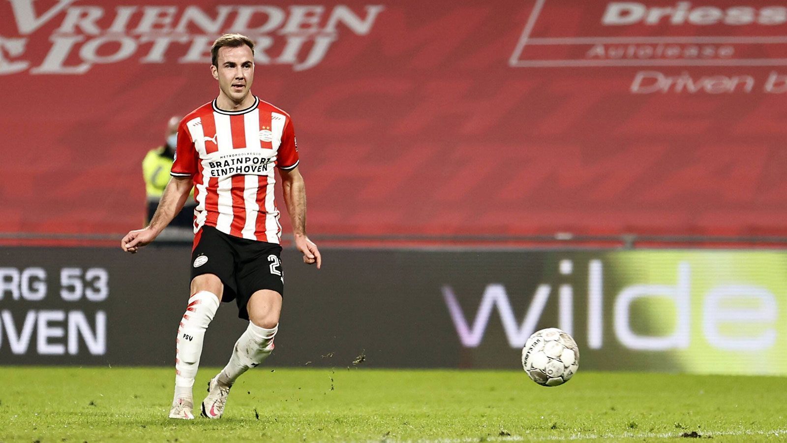 
                <strong>Mario Götze (PSV Eindhoven)</strong><br>
                Die Formkurve des WM-Helden von 2014 zeigt dank seines Wechsels zur PSV Eindhoven wieder nach oben. In der laufenden Eredivisie-Saison lieferte Götze in zehn Spielen zwei Assists und traf fünfmal selbst. "Im Moment ist er nicht im engeren Kreis", äußerte sich Löw vor wenigen Tagen zu einer möglichen Götze-Rückkehr in die Nationalelf. Sollte der 63-malige Nationalspieler allerdings weiterhin überzeugen, scheint ein Comeback nicht ausgeschlossen.
              