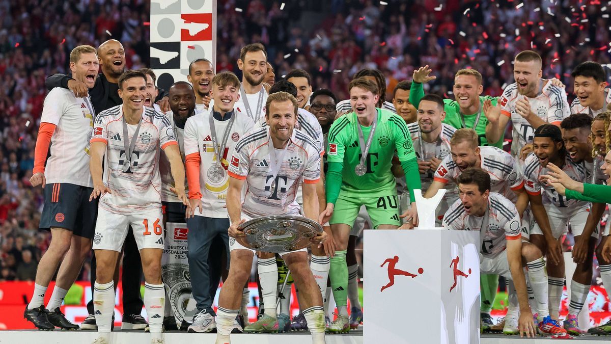 Harry Kane (FC Bayern Muenchen, 09) mit der Meisterschale, die Mannschaft jubelt. GER, FC Bayern Muenchen vs. Borussia Moenchengladbach, Fussball, Bundesliga, 33. Spieltag, Spielzeit 2024 2025, 10....