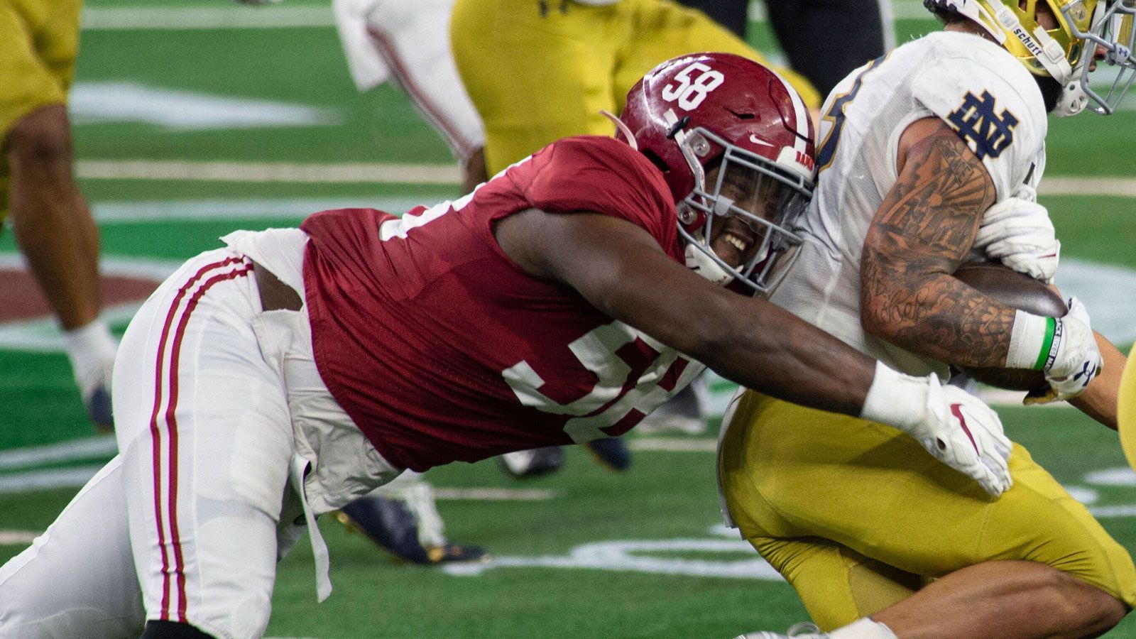 
                <strong>25. Pick: Jacksonville Jaguars - Christian Barmore (Defensive Tackle)</strong><br>
                Die Jaguars haben viele Lücken und schnappen sich einen der besten verbliebenen Spieler. Barmore ist in der Interior Defensive Line eine Macht und bewies sein Können in den College-Playoffs schon auf höchstem Niveau. Ein exzellenter Pass Rusher, der perfekt in die moderne NFL passt.
              