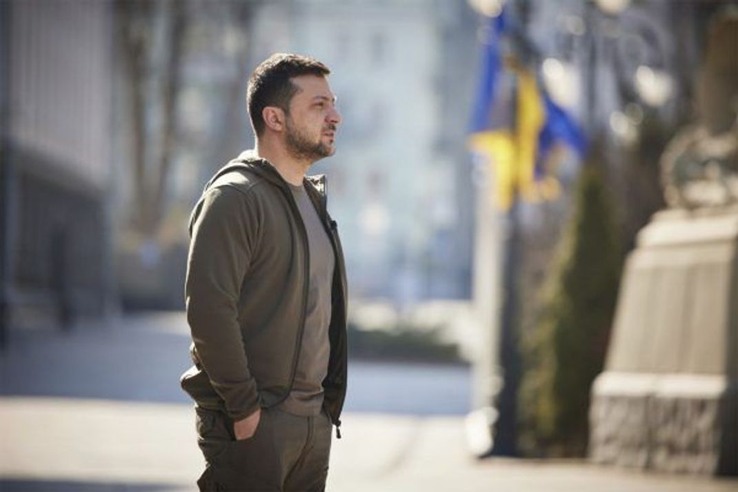 Immer wieder zeigt sich Selenskyj auch auf den Straßen von Kiew. So will er beweisen, dass er die Ukraine nicht verlassen hat.
