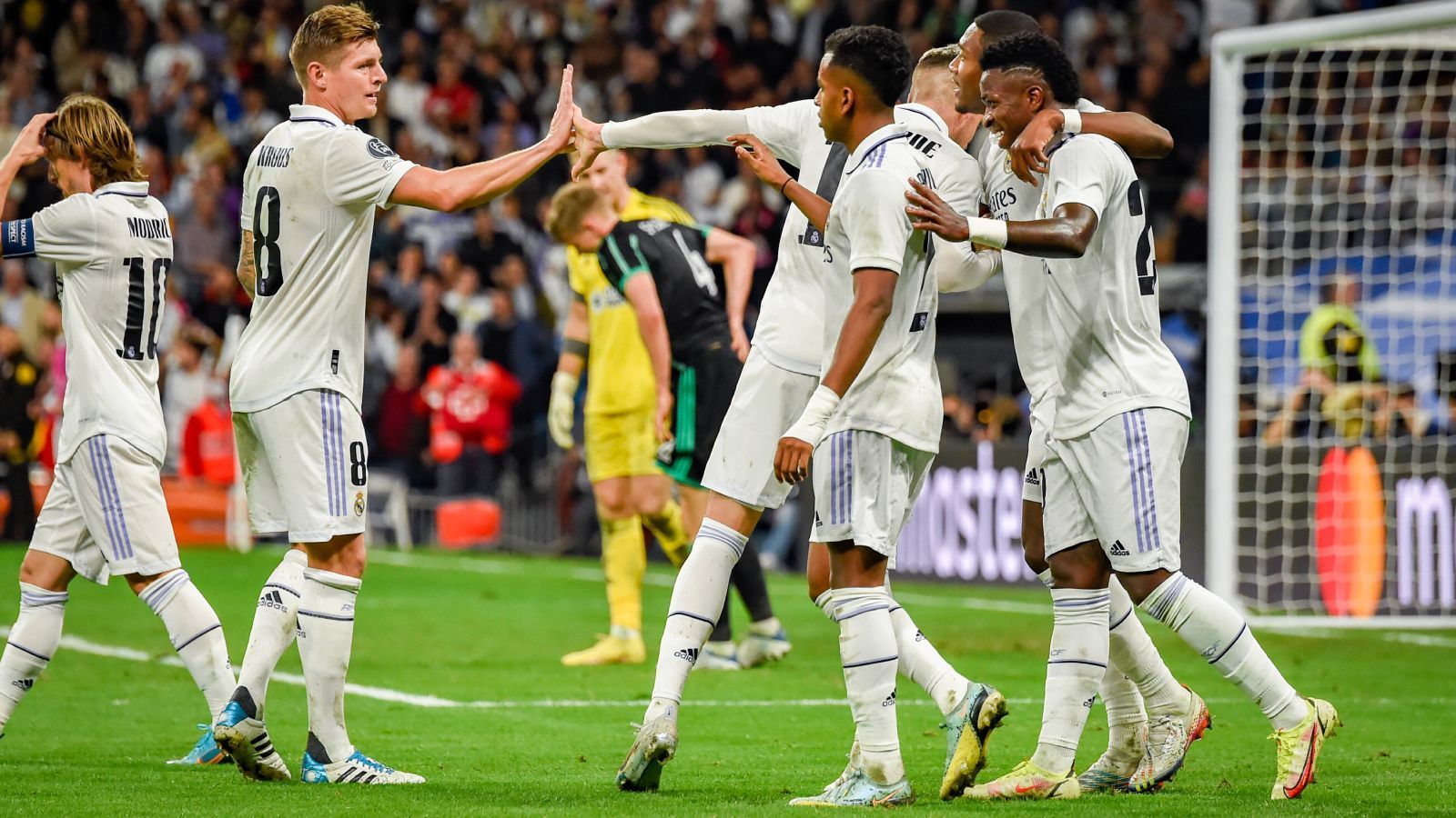 
                <strong>Platz 5: Real Madrid (Spanien)</strong><br>
                Was sollen wir über Real Madrid eigentlich noch schreiben, was nicht ohnehin schon jeder weiß? Die Spanier sind das einzige Team aus ihrer Nation im Achtelfinale, daher stehen sie besonders in der Pflicht, die stolzen und einst so dominanten Spanier zu vertreten. Dabei spielen die Königlichen wie immer: Schnörkellos, mit Wille und vor allem erfolgreich. Abgesehen vom 1:1 bei Schachtar Donezk sowie dem 2:3 bei RB Leipzig wackelte Real quasi gar nicht. Diese Mannschaft trägt quasi das Label Champions League in sich.
              