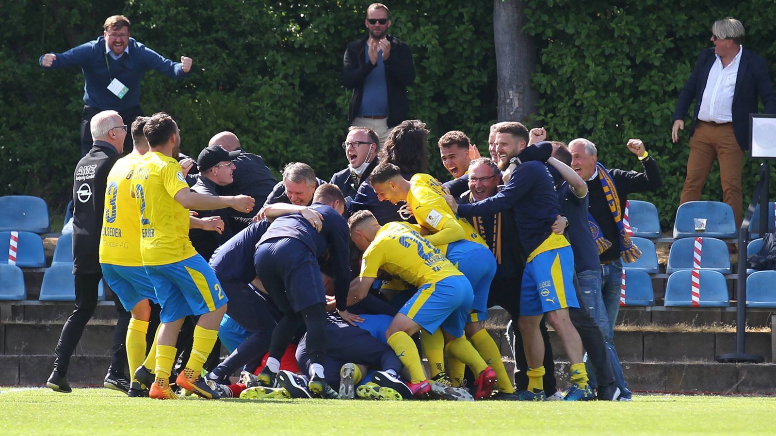 
                <strong>1. FC Lok Leipzig</strong><br>
                Seit der Neugründung des Vereins im Jahr 2003 hat es der 1. FC Lok Leipzig noch nie in den DFB-Pokal geschafft. Nun ist die Durststrecke beendet. Im Finale des Sachsenpokals setzte sich der Traditionsklub nach 120 Minuten mit 1:0 gegen den favorisierten Chemnitzer FC durch. 
              