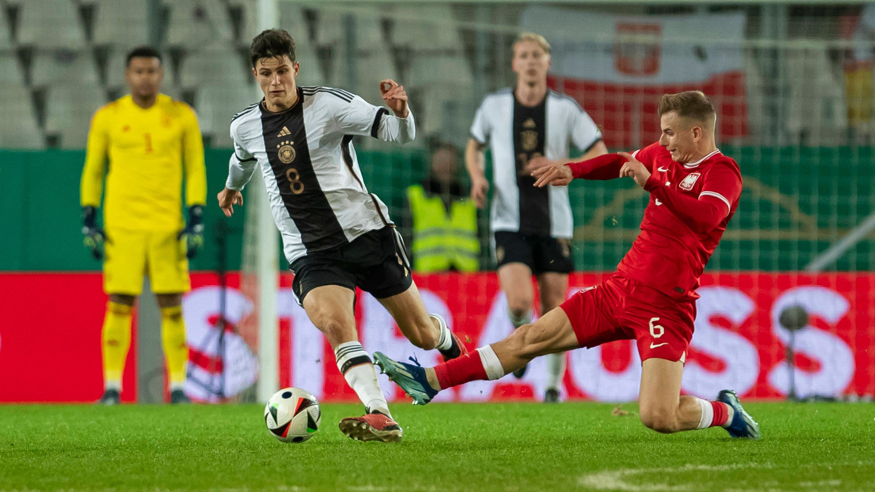 <strong>Merlin Röhl<br></strong>Startet mit vielen guten Zweikämpfen in die Partie und ist auch im Spielaufbau einer der Antreiber der Deutschen. Mit seinen Läufen in die Spitze setzt er Polen oft unter Druck. Schlimmer Ballverlust in der 32. Minute. Fängt sich danach aber wieder schnell und erzielt sogar das 3:1 mit sehenswerter Technik (82.). <strong><em>ran</em></strong><strong>-Note: 2</strong>