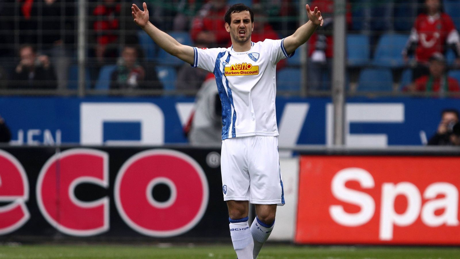 
                <strong>Abwehr: Mergim Mavraj</strong><br>
                Neben dem VfL Bochum schaffte auch noch Greuther Fürth den direkten Aufstieg in die Bundesliga und damit ein Profi aus der bislang letzten Bochumer Bundesliga-Elf aus 2010. Mergim Mavraj stand am 34. Spieltag der Saison 2009/10 gegen Hannover in Bochums Startelf und ist nun mit den Fürthern im Alter von 34 Jahren erneut in Deutschlands Fußball-Oberhaus zurückgekehrt. Der Deutsch-Albaner spielte nach dem einstigen Abstieg mit dem VfL noch bis Anfang 2011 beim Klub, wechselte dann eben nach Fürth, wo er ein Jahr später mit der SpVgg schon den ersten Bundesliga-Aufstieg feiern konnte. In der kürzlich beendeten Saison hatte der Routinier nun erneut durch seine 19 Saison-Einsätze einen gewissen Anteil am Fürther Aufstieg. 
              