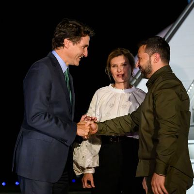 Justin Trudeau begrüßt Wolodymyr Selenskyj und seine Frau Olena Selenska bei ihrer Ankunft auf dem Flughafen von Ottawa. 