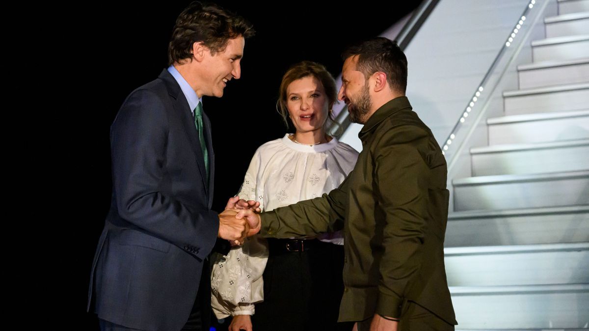 Justin Trudeau begrüßt Wolodymyr Selenskyj und seine Frau Olena Selenska bei ihrer Ankunft auf dem Flughafen von Ottawa. 