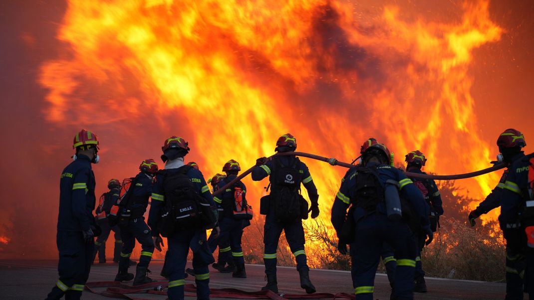 Im Kampf gegen die Flammen: Die Feuerwehr auf der griechischen Insel Chios.
