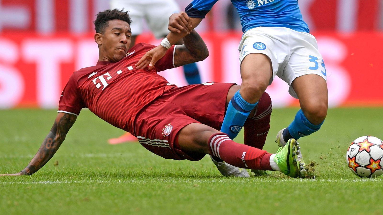 
                <strong>Chris Richards (Crystal Palace)</strong><br>
                Der FC Bayern München gibt Chris Richards an Crystal Palace ab. Das gab der deutsche Rekordmeister am Mittwochabend in einer Pressemitteilung bekannt. Der 22 Jahre alte Defensivspieler war 2018 vom FC Dallas an die Säbener Straße gewechselt und in der vergangenen Saison noch an die TSG Hoffenheim ausgeliehen. "Es war sein großer Wunsch, sich in der Premiere League durchzusetzen. Wir haben ihm das ermöglichen wollen und wünschen ihm bei Crystal Palace alles Gute", wurde FCB-Sportdirektor Hasan Salihamidzic in der Mitteilung zitiert. Bei den Münchnern kam der US-Amerikaner lediglich auf zehn Pflichtspiel-Einsätze. Eine Ablösesumme in Höhe von 20 Millionen Euro - inklusive Bonuszahlungen - stehen im Raum.
              