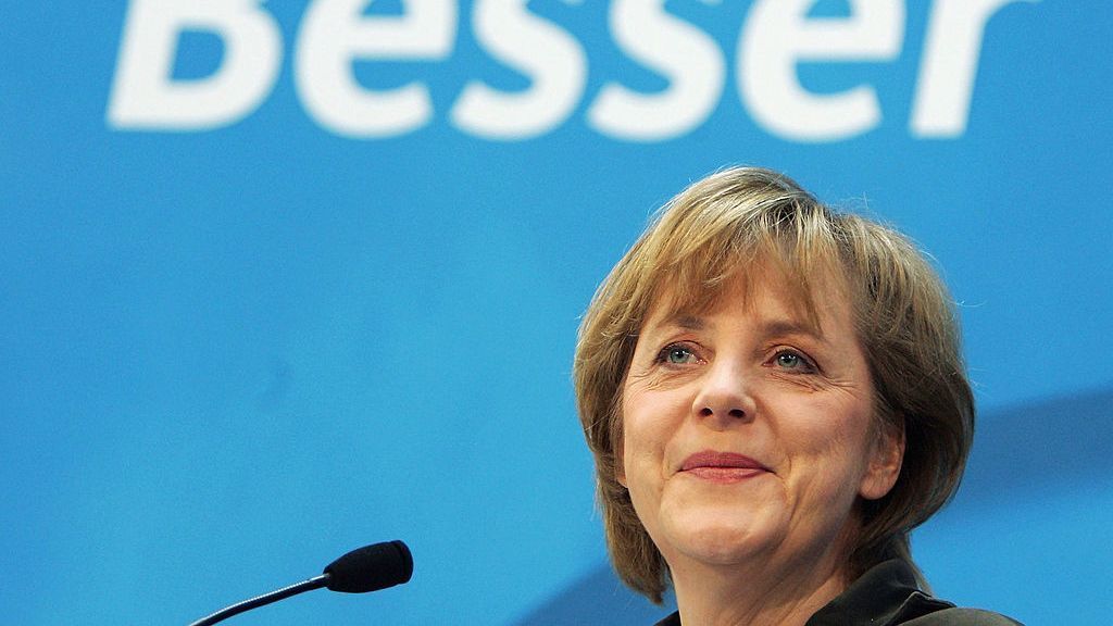 
                <strong>Angela Merkel ist Jugend- und Frauenministerin</strong><br>
                Vor ihrer Karriere als Bundeskanzlerin hatte Angela Merkel einige politische Ämter inne. 1994 bekleidete sie im Kabinett von Helmut Kohl die Position der Jugend- und Frauenministerin. Elf Jahre später wurde die gebürtige Hamburgerin zur ersten Kanzlerin gewählt.
              