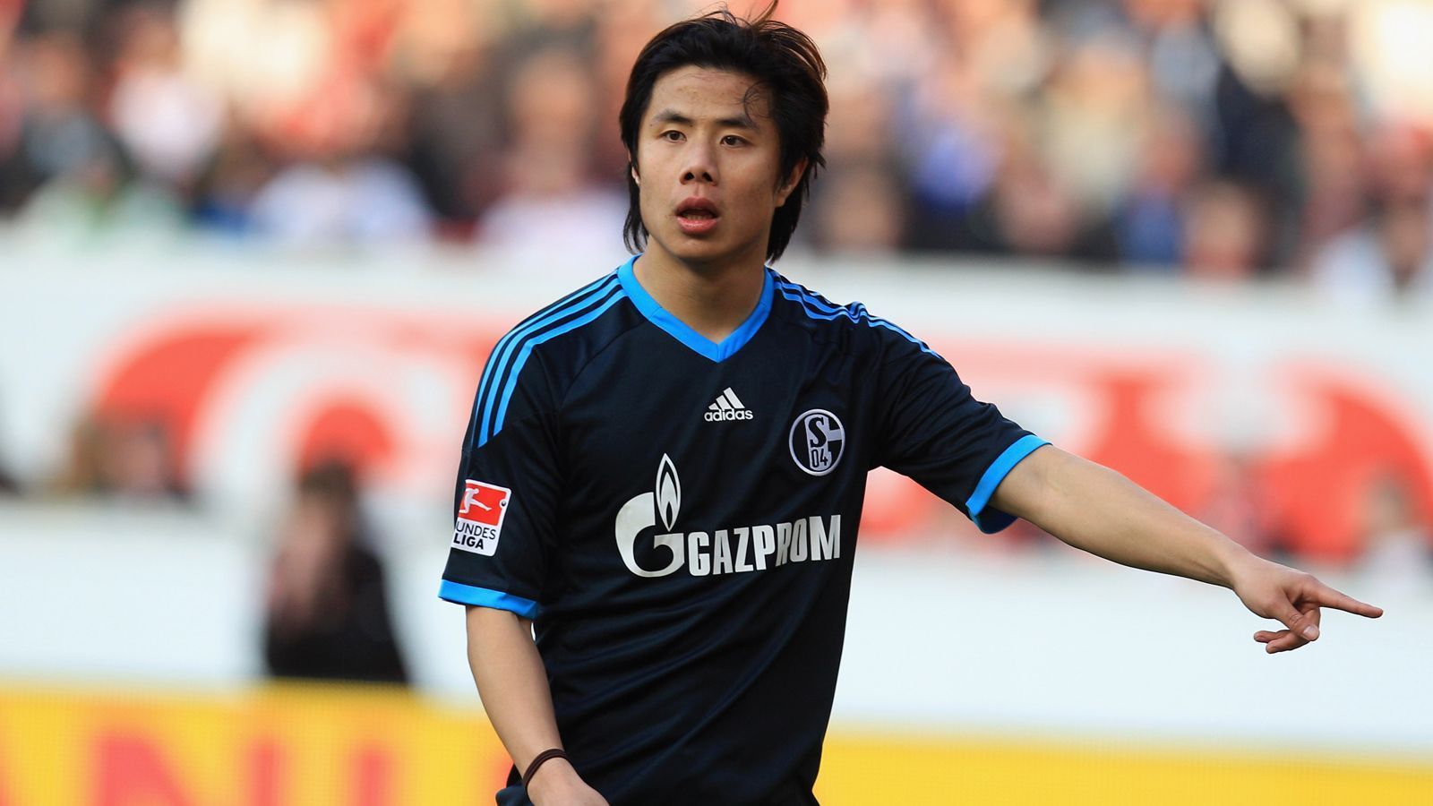 
                <strong>Junmin Hao</strong><br>
                Mit der Verpflichtung des damals 22-jährigen Chinesen Junmin Hao wollte Schalke Anfang 2010 wohl den asiatischen Markt erobern, bekam aber stattdessen einen weiteren, sportlichen Flop. Der Mittelfeldspieler kam in anderthalb Jahren nur zu 14 Bundesliga-Einsätzen für S04 und blieb dabei jeweils ohne Tor und Vorlage. Zumindest finanziell war Hao aber keine große Belastung für die hoch verschuldeten Schalker, denn er kam ablösefrei und wechselte im Sommer 2011 für eine Millionen-Ablöse zurück in die Heimat zu Shandong Luneng Taishan. Dort kickt der 33-Jährige auch heute noch und ist Kapitän des chinesischen Erstligisten.
              