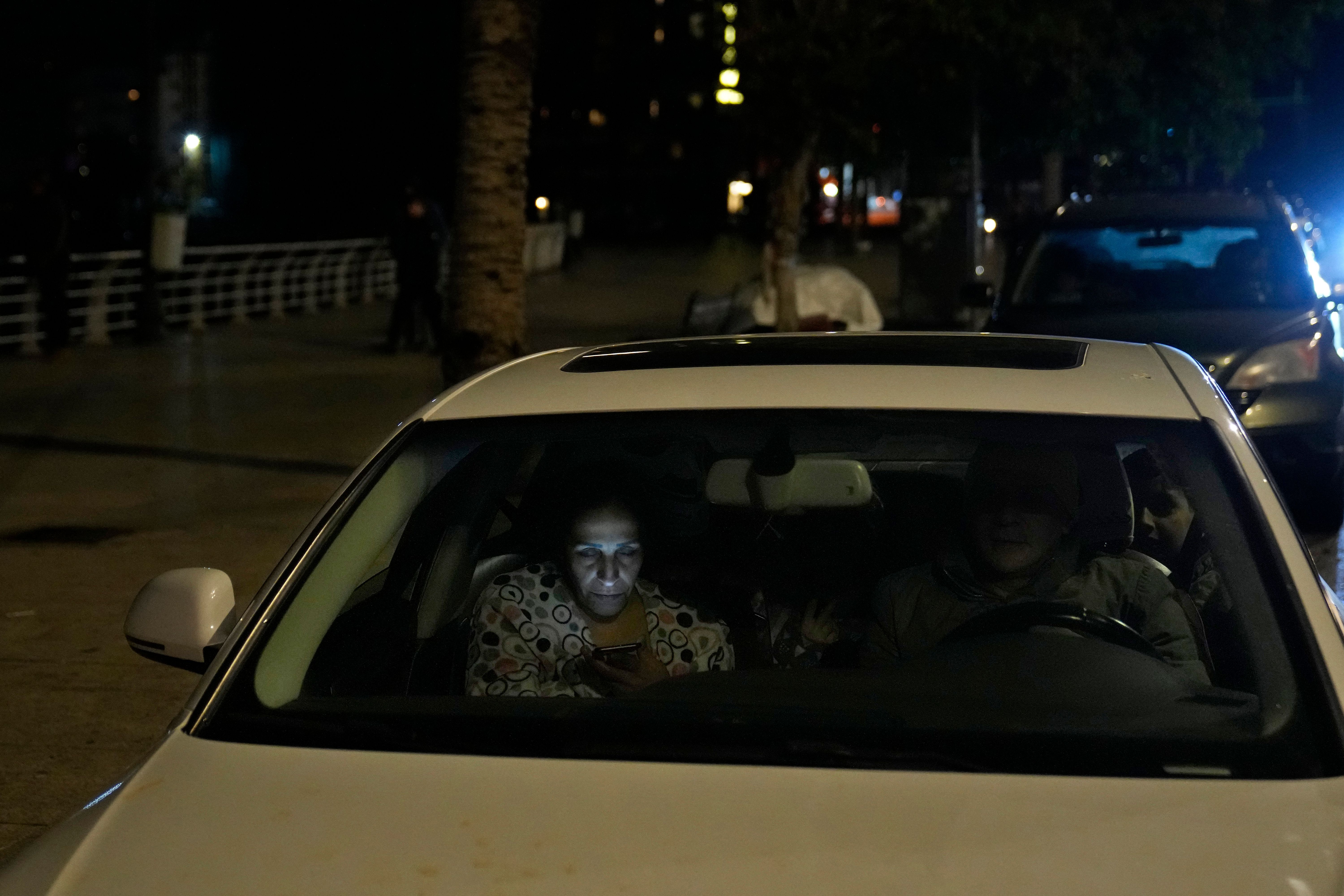 Nach dem Erdbeben in der benachbarten Türkei sitzt eine Familie in Beirut in ihrem Auto, nachdem sie aus ihrem Haus geflohen ist. 