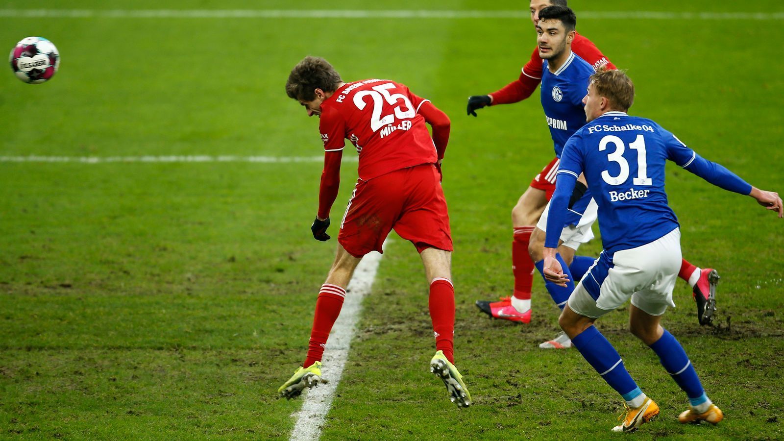 
                <strong>Thomas Müller</strong><br>
                Lässt sich immer wieder fallen, um für die Innenverteidiger anspielbar zu sein. Wenn es gefährlich wird, ist Müller in irgendeiner Form daran beteiligt. Folgerichtig ist es Müller, der die Bayern in der ersten Hälfte in Führung köpft. Auch später im Spiel mit einigen Aktionen im Strafraum vor Fährmann. In der 88. Minute krönt er seinen tollen Auftritt mit dem zweiten Kopfball-Tor an diesem Nachmittag. ran.de-Note: 1
              