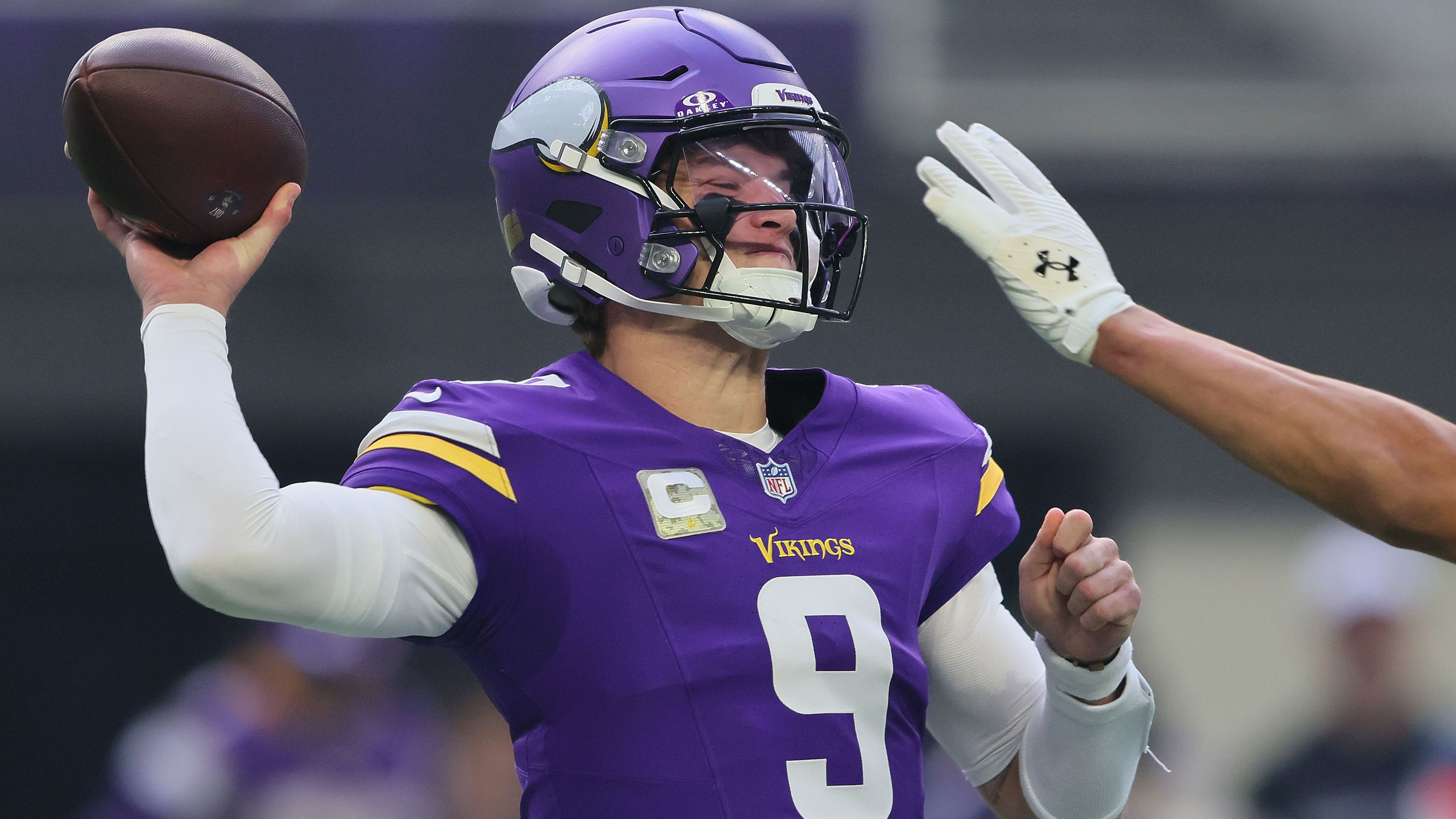 <strong>Platz 24: J.J. McCarthy (Minnesota Vikings)</strong><br>Der Auftritt beim Sieg bei den Detroit Lions hätte für J.J. McCarthy nach wochenlanger Verletzungspause eine Basis sein können. Doch an die soliden Werte konnte er gegen die Baltimore Ravens ganz und gar nicht anknüpfen. Nicht einmal jeder zweite Pass kam an, gleich zwei wurden von der Defense abgefangen.