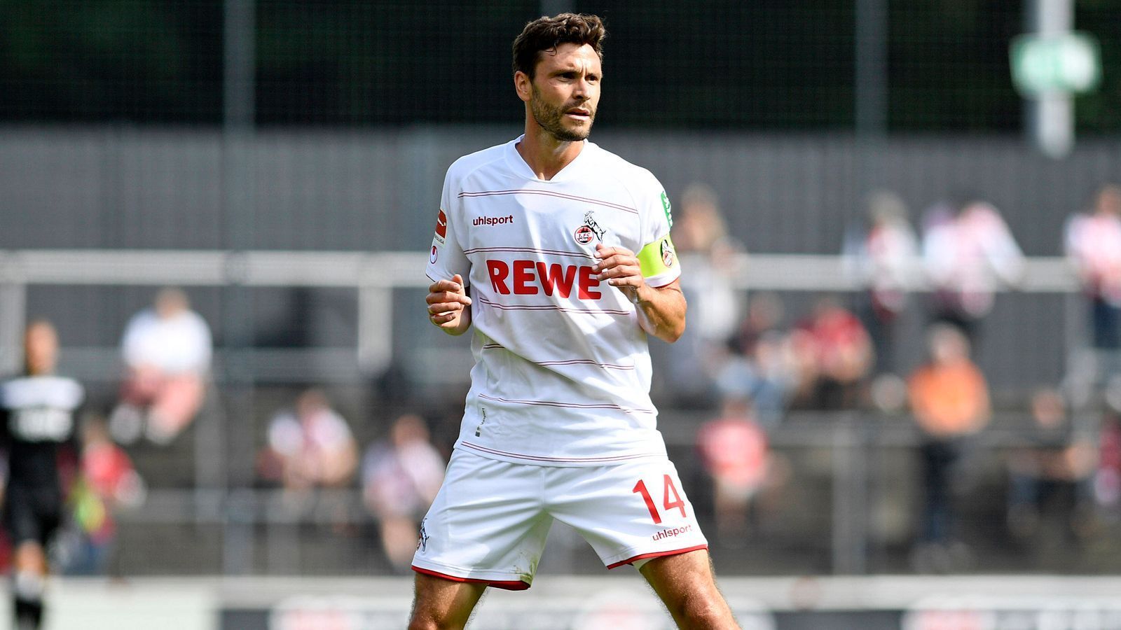 
                <strong>1. FC Köln: Jonas Hector</strong><br>
                In Köln bahnte sich unter dem neuen Trainer Steffen Baumgart eigentlich nie eine große Baustelle bei der Wahl des Kapitäns an. Amtsinhaber Jonas Hector musste nur noch "Ja" zu einer weiteren Saison als FC-Anführer sagen. "Es wird keine Kapitänsfrage geben", sagte Baumgart schon bald nach dem Trainingsauftakt: "Jonas bleibt Kapitän, sofern er das machen möchte." Hector möchte und trägt damit auch weiterhin die Binde bei den Domstädtern.
              