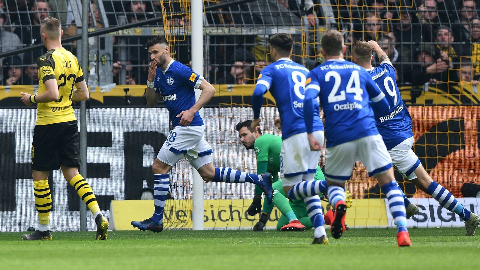 
                <strong>Sechs Tore, Rote Karten und viel Drama: Dortmund vs. Schalke in der Einzelkritik</strong><br>
                Das Revierderby zwischen Borussia Dortmund und dem FC Schalke 04 hatte alles, was ein Revierderby ausmacht: Rote Karten, sechs Tore und ganz viel Drama. Wir haben Dortmund und Schalke nach dem 4:2 für S04 benotet.
              