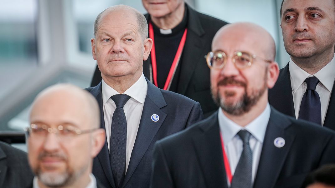 Bundeskanzler Olaf Scholz (SPD, 2.v.l) beim Gipfel des Europarates.