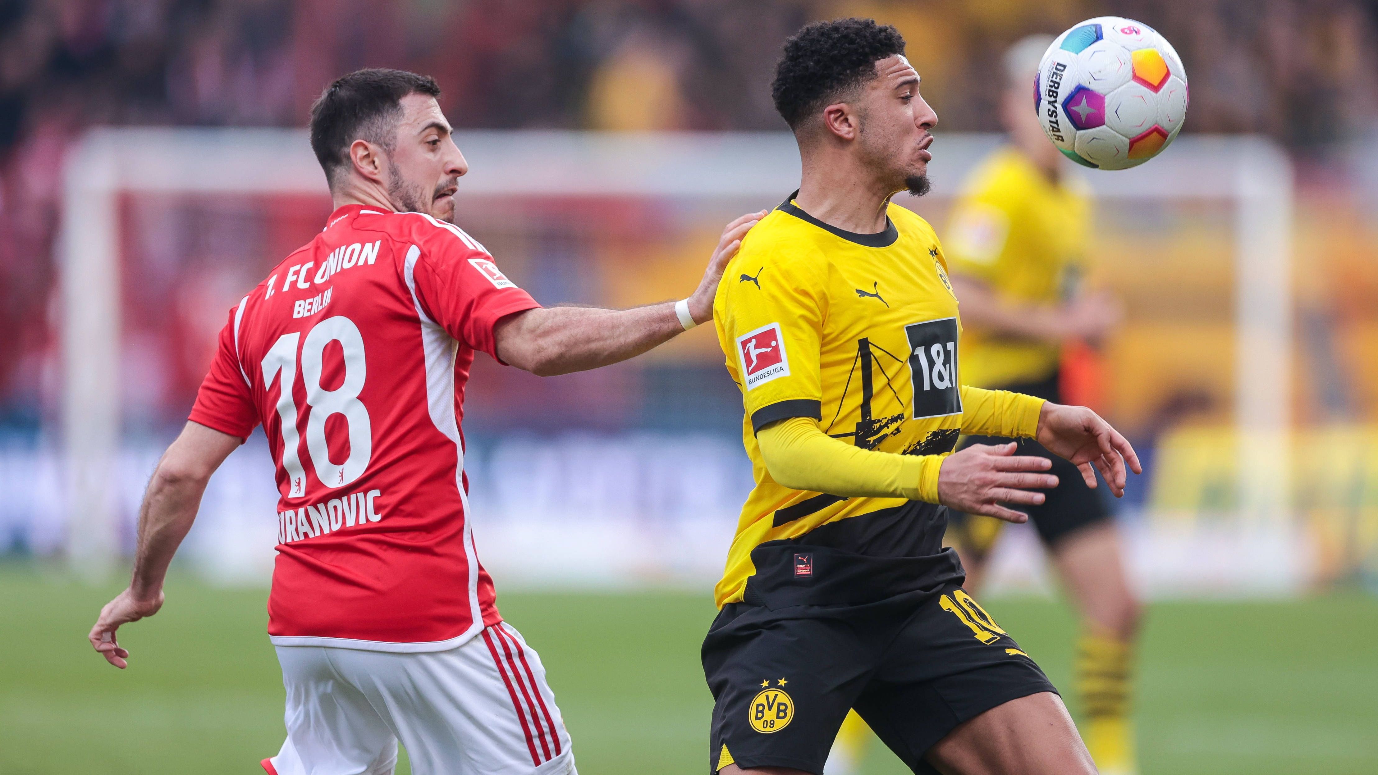 <strong>Jadon Sancho</strong><br>Eine ausgesprochen schwache Leistung des Engländers. Verschleppte nicht nur das Tempo, wenn er am Ball war, sondern dribbelte sich auch mehrfach fest und zeigte anschließend kaum Engagement in der Arbeit gegen den Ball. Während Adeyemi wenigstens das Engagement vermittelte, etwas probieren zu wollen, ließ Sancho fast alles vermissen. <strong><em>ran</em></strong>-Note: 5.