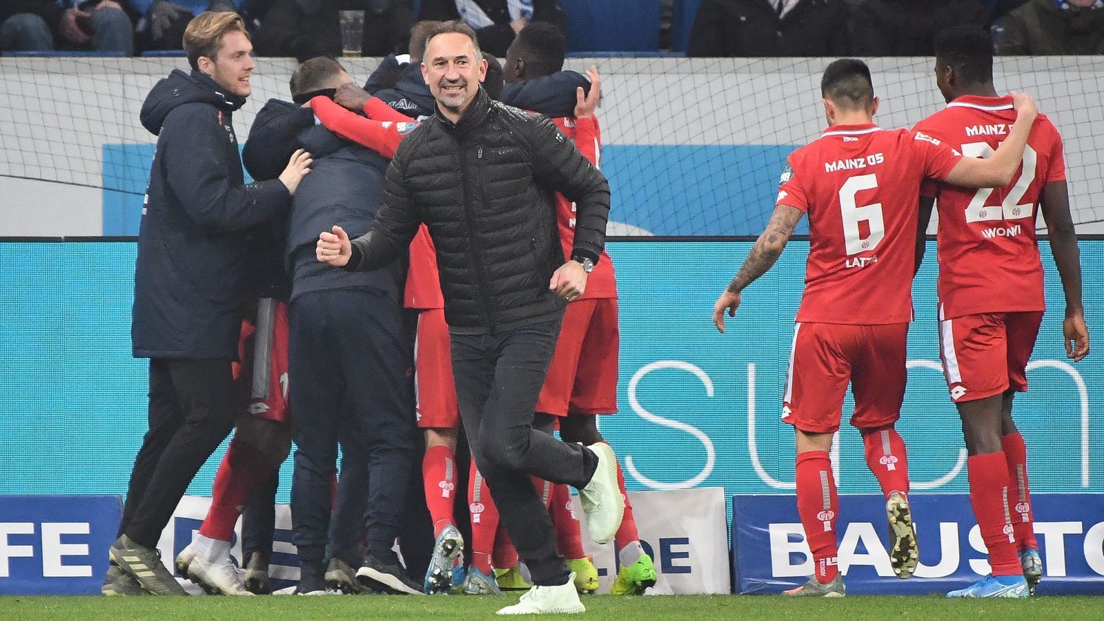 
                <strong>Mainz bei Beierlorzer-Debüt zum Auswärts-Unterzahl-Rekord</strong><br>
                Der 1. FSV Mainz 05 hat am 12. Spieltag der Bundesliga-Saison 2019/20 einen Schritt aus der Krise machen können. Durch einen 5:1-Auswärtssieg in Hoffenheim verschaffte sich das Team von Neu-Coach Achim Beierlorzer bei dessen Debüt etwas Luft im Abstiegskampf. Nebenbei stellten die Mainzer auch noch einen neuen Bundesliga-Rekord auf. Nach dem Platzverweis für Ridle Baku in der Nachspielzeit der ersten Halbzeit erzielte der FSV auswärts und in Unterzahl immerhin noch vier weitere Treffer. Das gelang noch nie zuvor einer Bundesliga-Mannschaft in Unterzahl und bei einem Auswärtsspiel. Somit war der Einstand für Beierlorzer bei den Mainzern nicht nur erfolgreich, sondern gleich von historischer Bedeutung. (Quelle: optafranz/twitter)
              