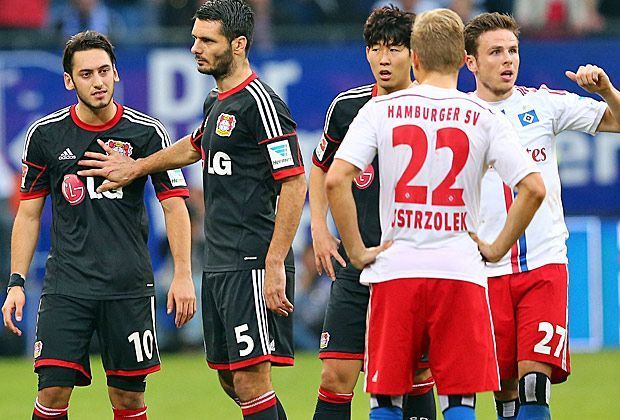 
                <strong>Hamburger SV vs. Bayer Leverkusen - das neue Hass-Duell der Bundesliga</strong><br>
                Calhanoglu ist wegen der vielen Fouls gegen seine Person sichtlich angefressen und will Matthias Ostrzolek am liebsten mal ordentlich die Meinung geigen. Emir Spahic versucht die Situation beruhigen, doch das gelingt dem Routinier nicht wirklich. Im Gegenteil.
              