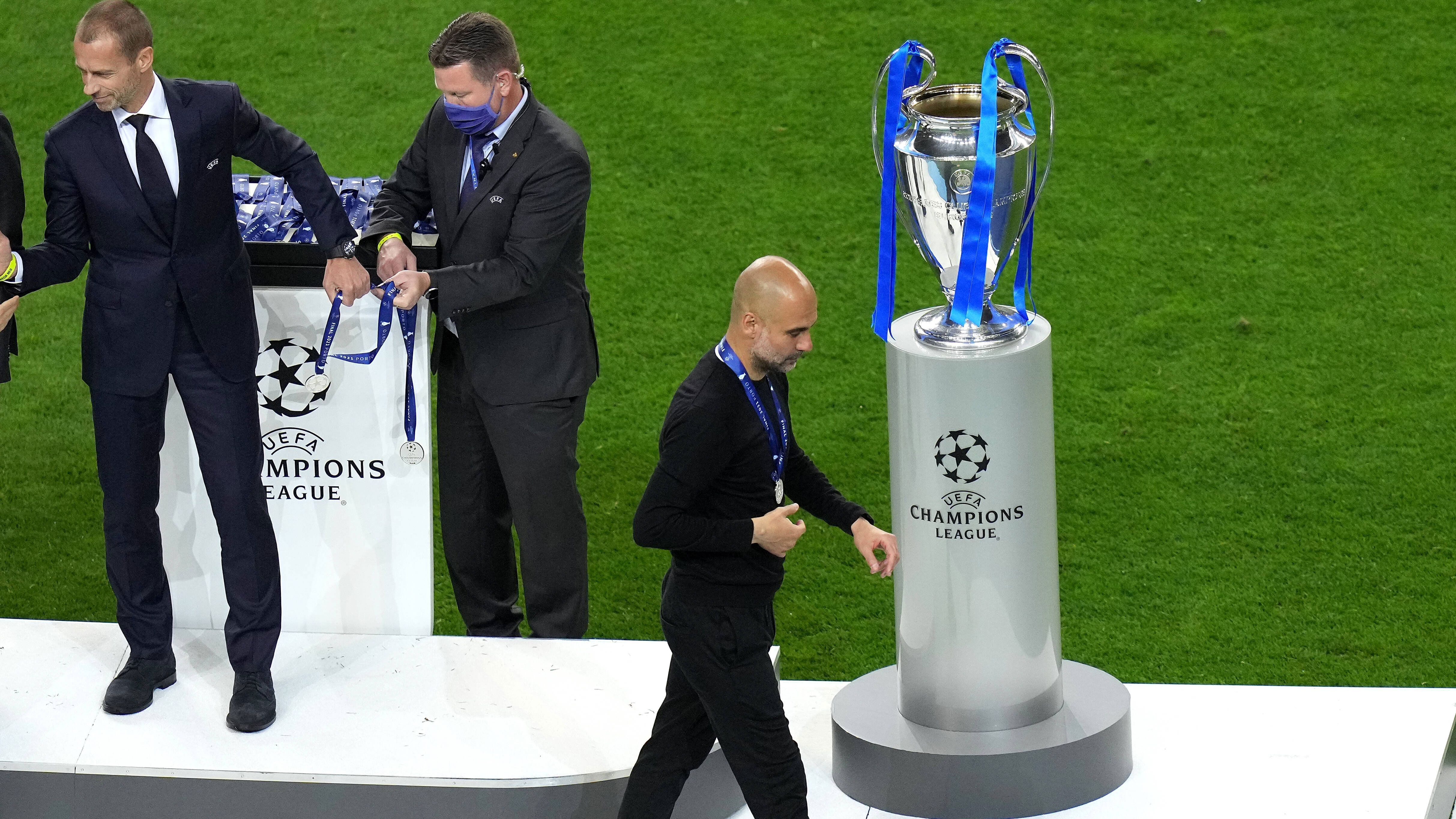 
                <strong>Pressestimmen zur CL-Final-Pleite von Guardiola und ManCity</strong><br>
                Nach der 0:1-Niederlage gegen den FC Chelsea im Finale der Champions League wird Pep Guardiola von der Presse und Experten kritisiert. Besonders die britischen Medien gehen mit dem Coach von Manchester City hart ins Gericht. Guardiola hatte mit einer unerwarteten Startaufstellung überrascht. Er verzichtete auf die defensiven Mittelfeldspieler Fernandinho und Rodri und setzte auf verstärkte Offensive. Thomas Tuchel stellte seinen FC Chelsea mit gezielten Kontern aus einer starken Defensive hingegen nahezu perfekt ein. ran.de präsentiert euch die kritischen Stimmen.
              