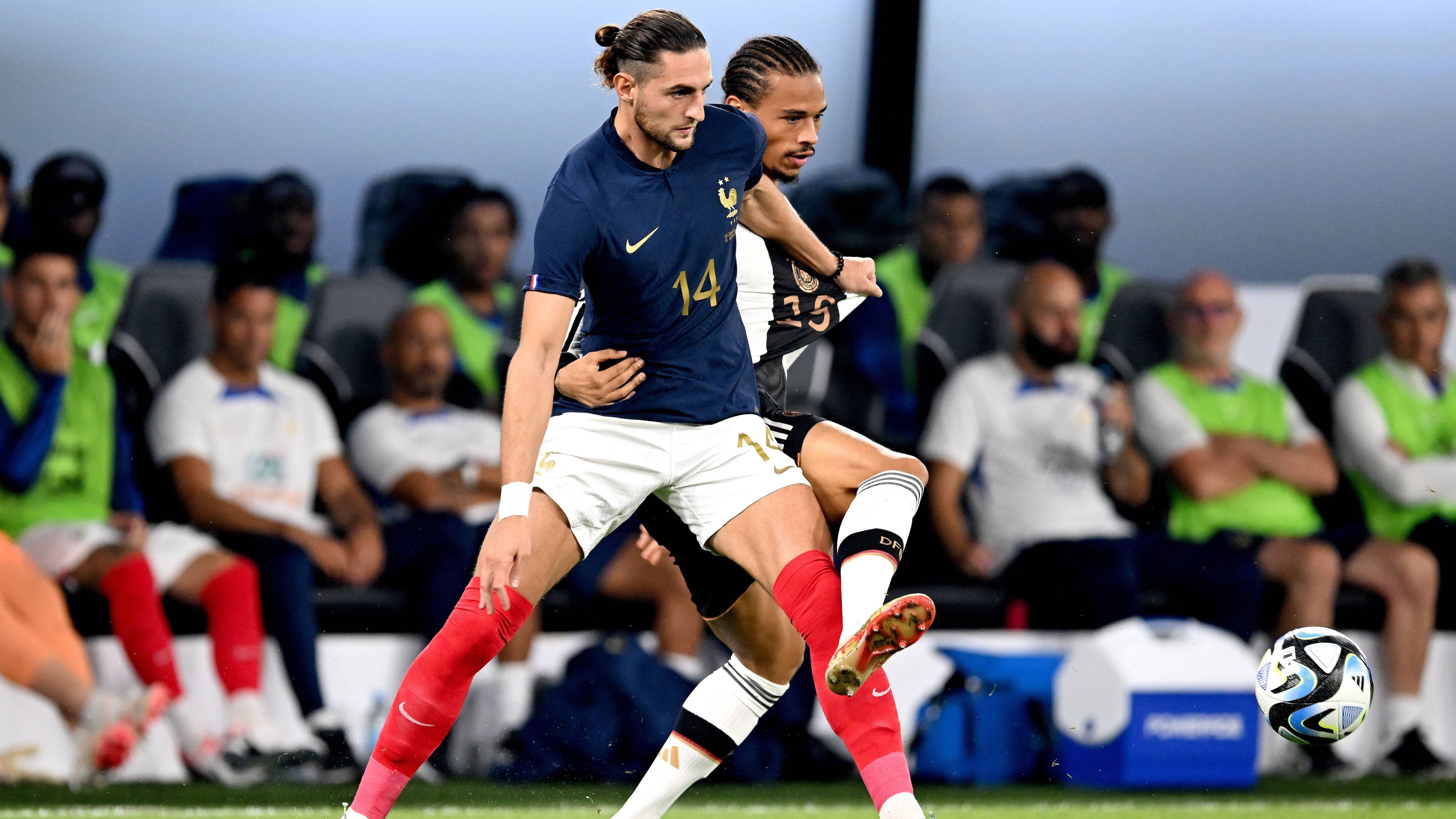 <strong>Adrien Rabiot</strong><br>Spielt im defensiven 4-4-2 der Franzosen im linken Mittelfeld, rückt bei eigenem Ballbesitz aber meist in die Zentrale. Hat die wenigsten Akzente im Spiel und findet keine wirkliche Bindung. <strong><em>ran</em>-Note: 4</strong>