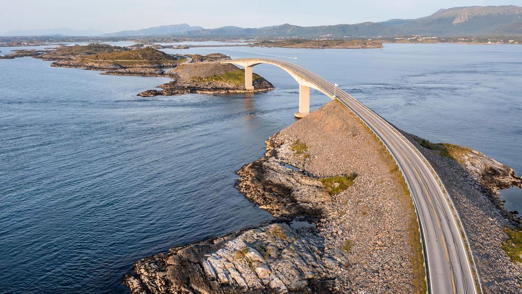 Traumstraße durchs Meer: Die Atlantikstraße in Norwegen führt über steile Brücken und zieht Menschen an, die Roadstrips lieben.