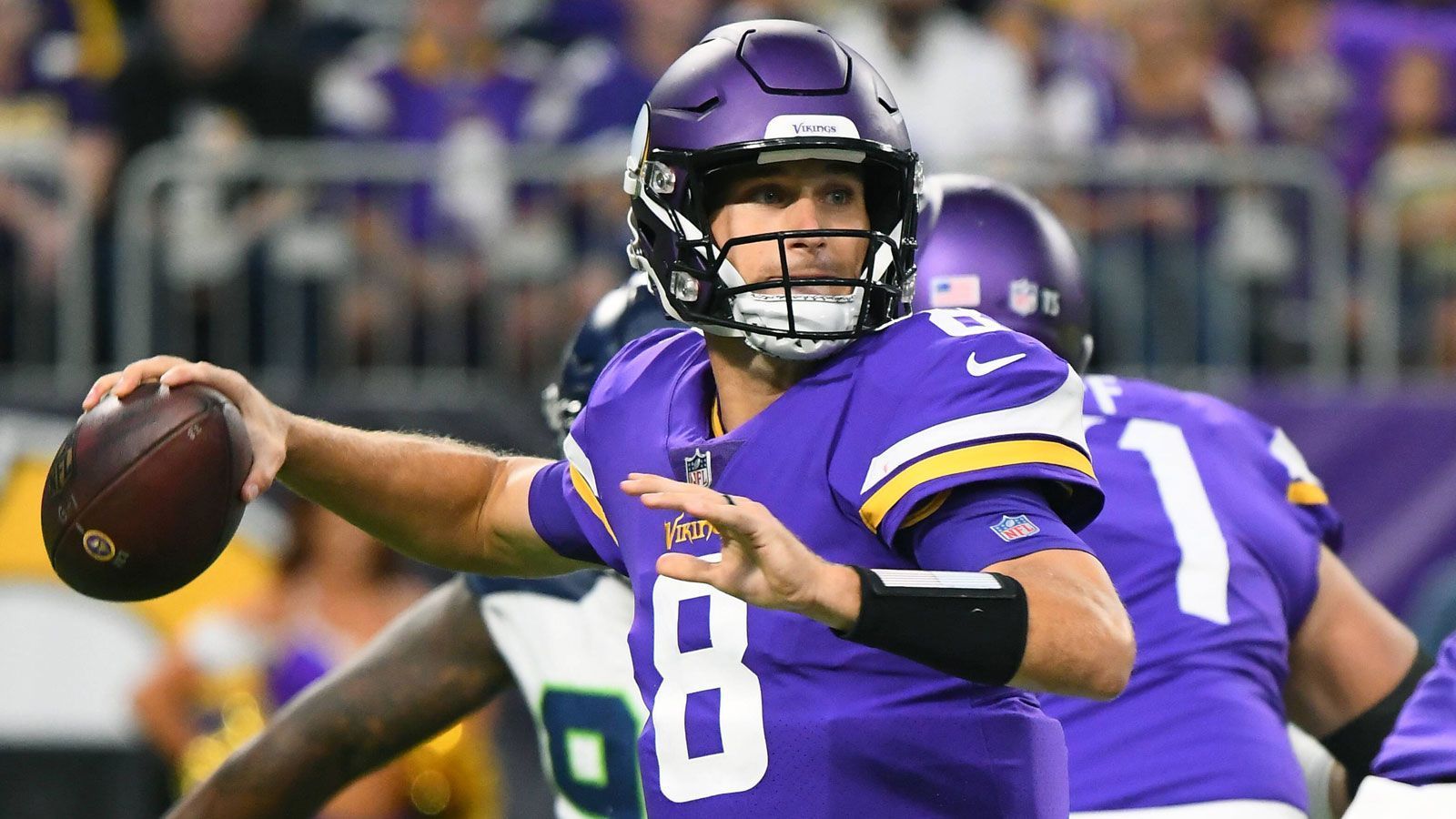 
                <strong>Kirk Cousins</strong><br>
                Kirk Cousins hat sich den Minnesota Vikings angeschlossen und einen Dreijahresvertrag für 84 Millionen Dollar unterschrieben. Damit wird der Quarterback 28 Millionen pro Jahr verdienen. Doch damit war er nur kurz Topverdiener der NFL...
              