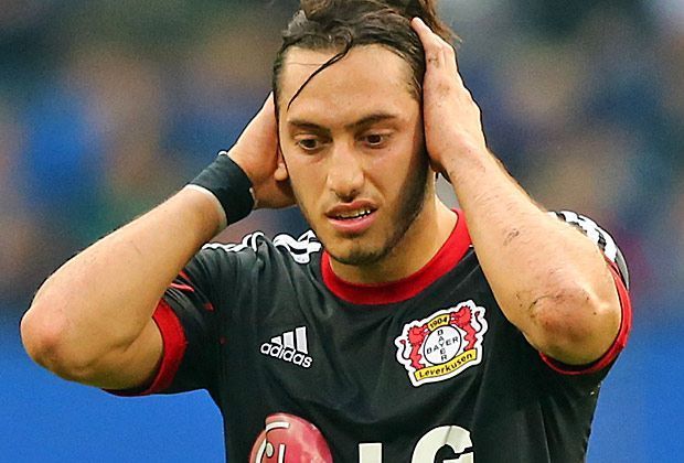 
                <strong>Hamburger SV vs. Bayer Leverkusen - das neue Hass-Duell der Bundesliga</strong><br>
                Die Rückkehr an seine ehemalige Wirkungsstätte hat sich Calhanoglu mit Sicherheit anders vorgestellt: Er findet zu keiner Zeit zu seinem Spiel und auch seine Freistöße bringen dieses Mal keinerlei Gefahr.
              
