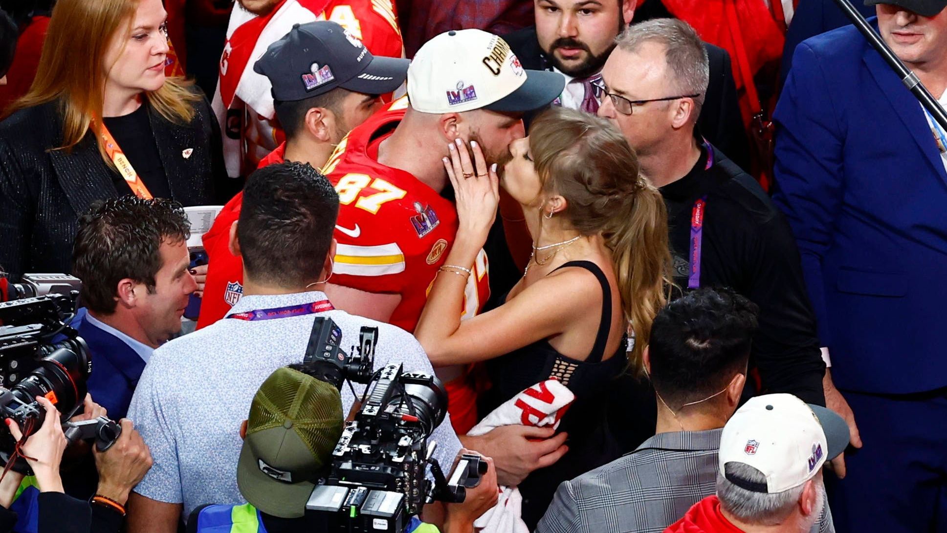 <strong>Küsse und Umarmungen beim Traumpaar</strong><br>Der süßeste Moment für Travis Kelce war nach der Partie wohl jener, als er Freundin Taylor Swift in die Arme schließen konnte. Das NFL-Traumpaar tauschte unzählige Zärtlichkeiten aus und genoss die gemeinsame Zeit sichtlich.