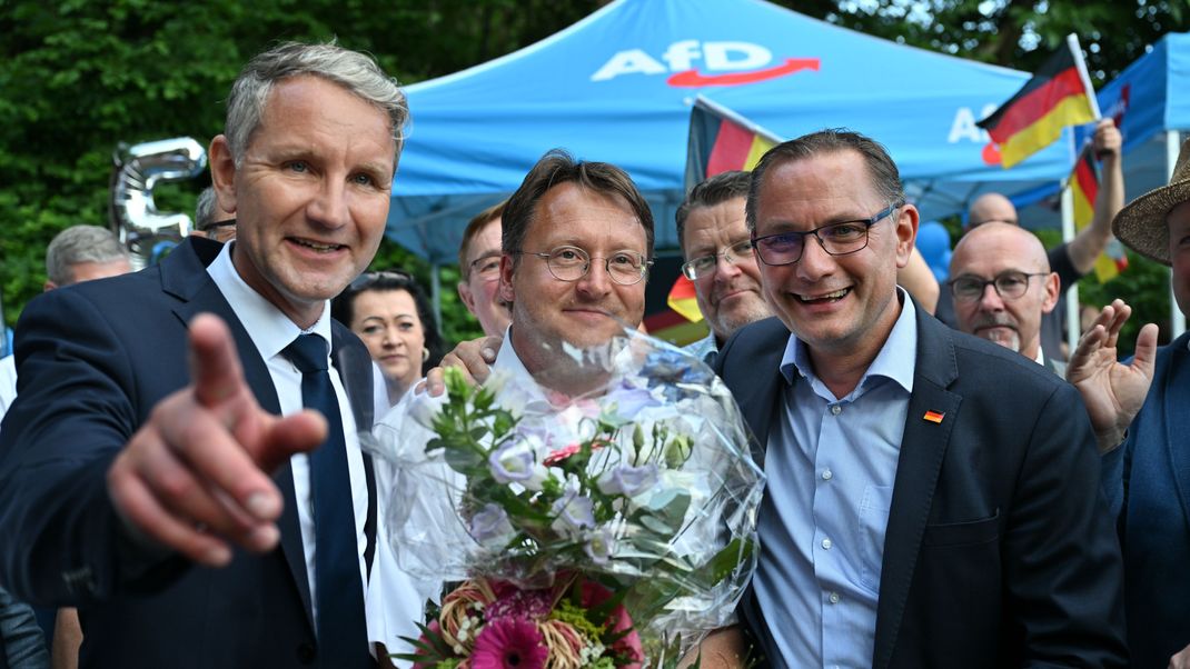 Björn Höcke (l), Vorsitzender der AfD Thüringen und Tino Chrupalla, AfD-Bundesvorsitzender (r) gratulieren dem Wahlsieger des Thüringer Kreis Sonneberg, Robert Sesselmann (AfD, M)