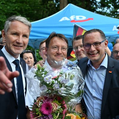 Björn Höcke (l), Vorsitzender der AfD Thüringen und Tino Chrupalla, AfD-Bundesvorsitzender (r) gratulieren dem Wahlsieger des Thüringer Kreis Sonneberg, Robert Sesselmann (AfD, M)