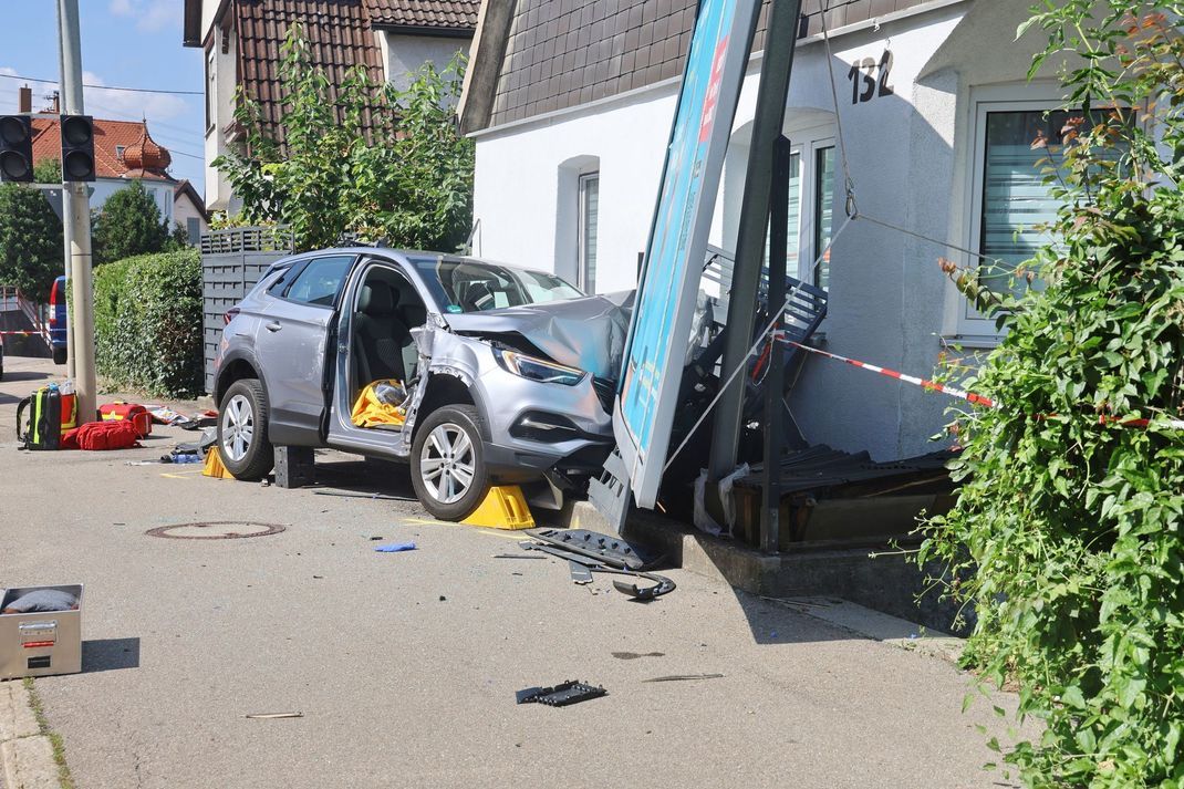 In Blaustein nahe Ulm ist ein Mädchen von einem Auto erfasst worden und gestorben.