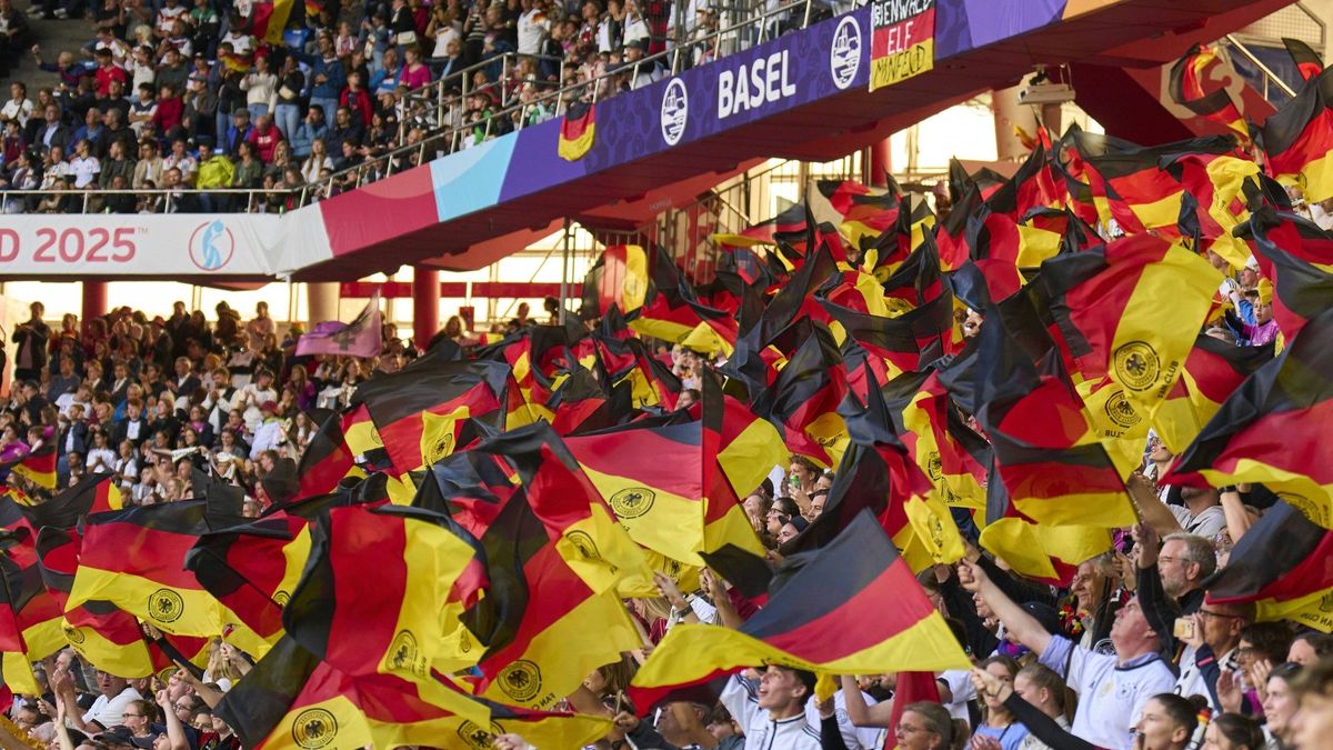 Die deutschen Fans beim Gruppenspiel gegen Dänemark