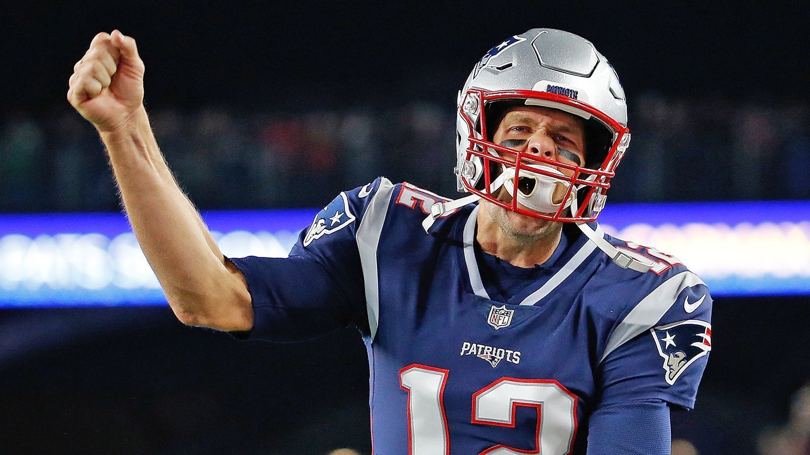 
                <strong>Week 6: Brady, der Gewinner-Typ - Teil 1</strong><br>
                Das 43:40 der New England Patriots gegen die Kansas City Chiefs in Week 6 war nicht nur ein episches Match an sich, es war auch ein Meilenstein für Tom Brady. Für den Patriots-Quarterback war es der 227. Sieg in der NFL (Regular Season und Playoffs). Damit hat der 41-Jährige mehr Erfolge auf dem Konto als je ein NFL-Spieler zuvor. Brady überholte Kicker-Legende Adam Vinatieri (226 Siege). Doch das ist noch nicht alles ...
              